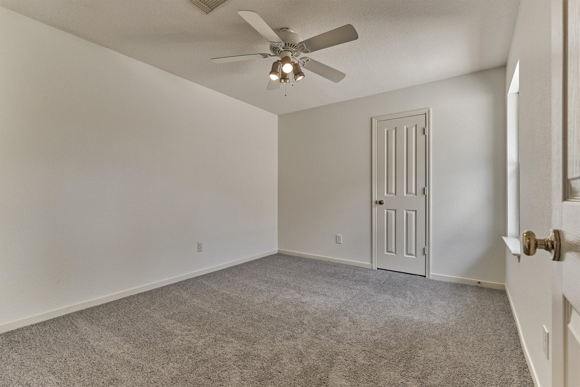 11 Vinca Trail, The Woodlands, TX 77382 One of the 3 secondary bedrooms. All bedrooms are spacious and this room has a huge walk in closet.