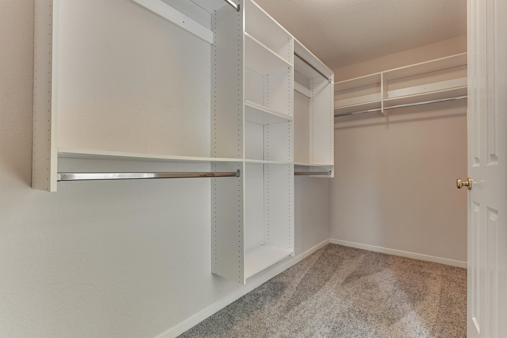 11 Vinca Trail, The Woodlands, TX 77382 The primary en suite with closet system.