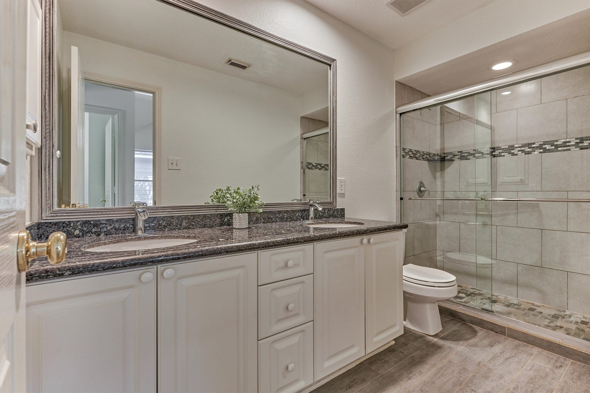 11 Vinca Trail, The Woodlands, TX 77382 Full secondary bathroom on the second floor.