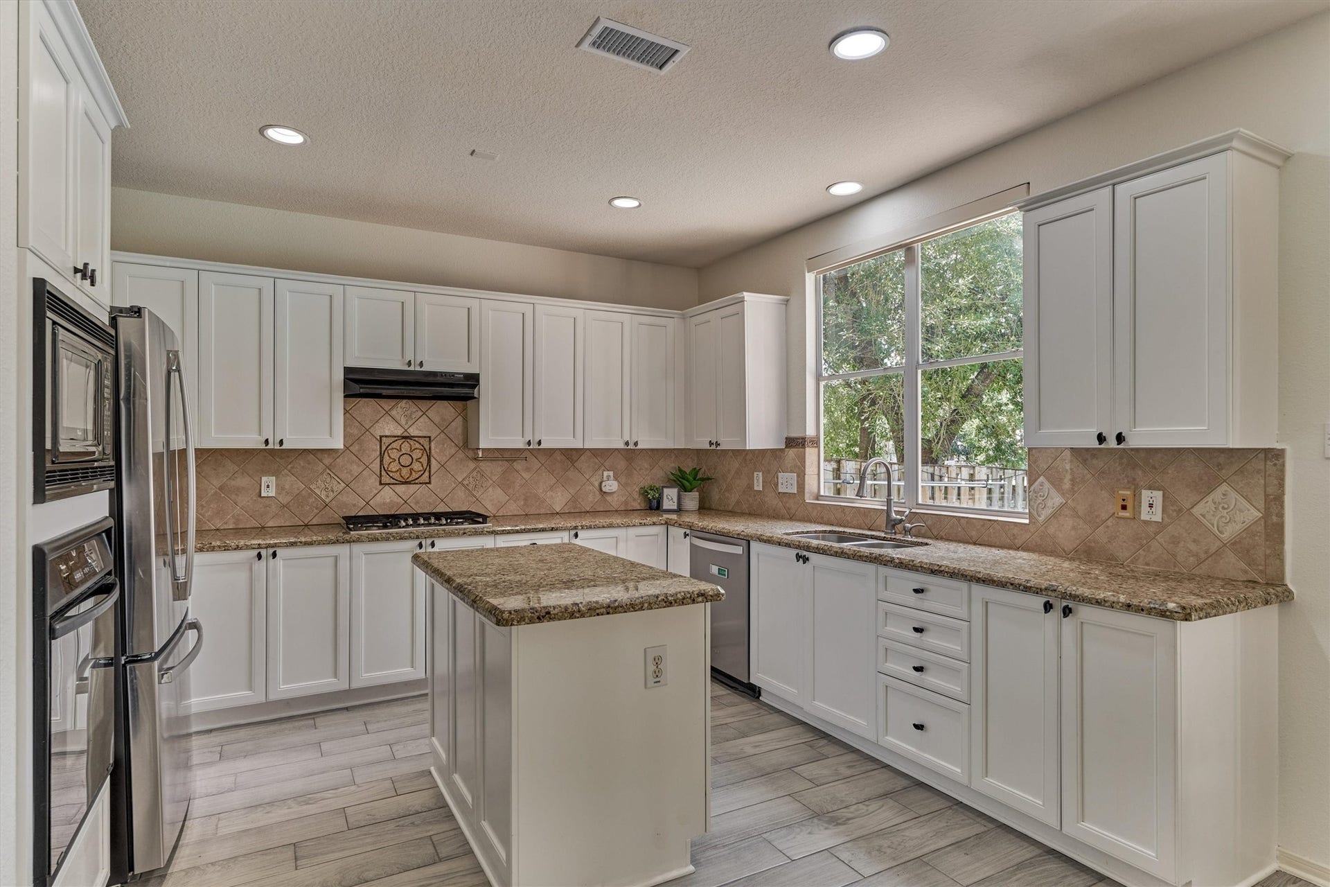 11 Vinca Trail, The Woodlands, TX 77382 11 Vinca Trail, The Woodlands, TX 77382