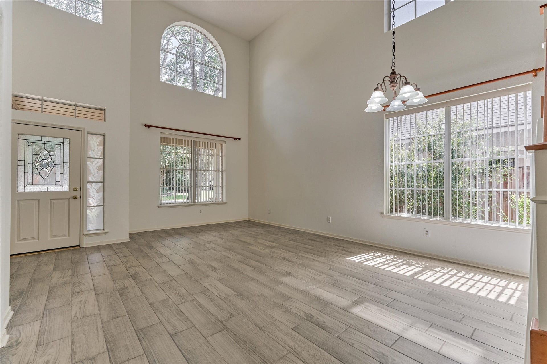 11 Vinca Trail, The Woodlands, TX 77382 Another view of this lovely space. The beauty of a Lifeforms built home is the abundance of windows and light that fills the home.