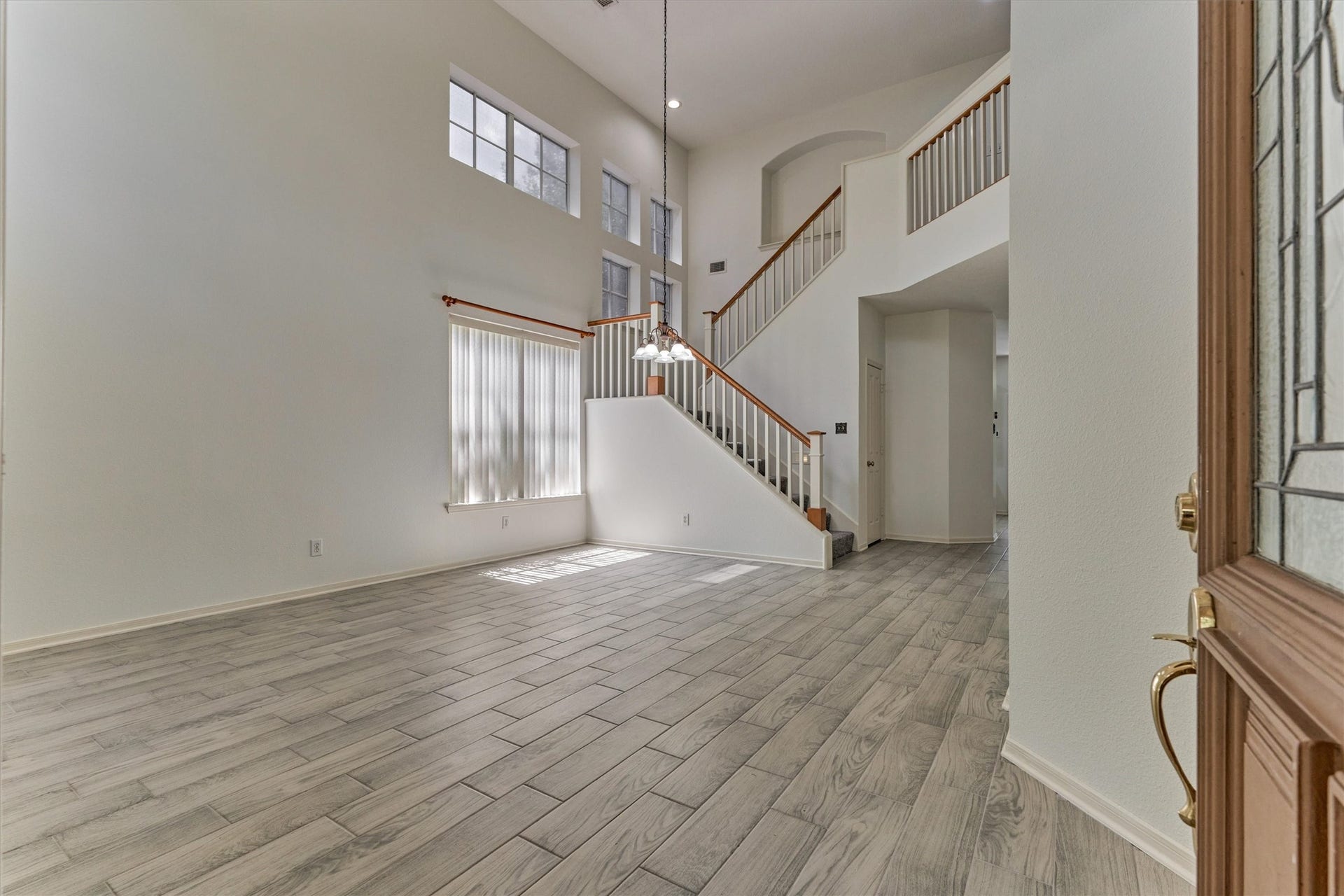 11 Vinca Trail, The Woodlands, TX 77382 As you enter the home you are greeted with soaring ceilings and a neutral palette. The home has just been fully repainted throughout and with all new carpet also added.