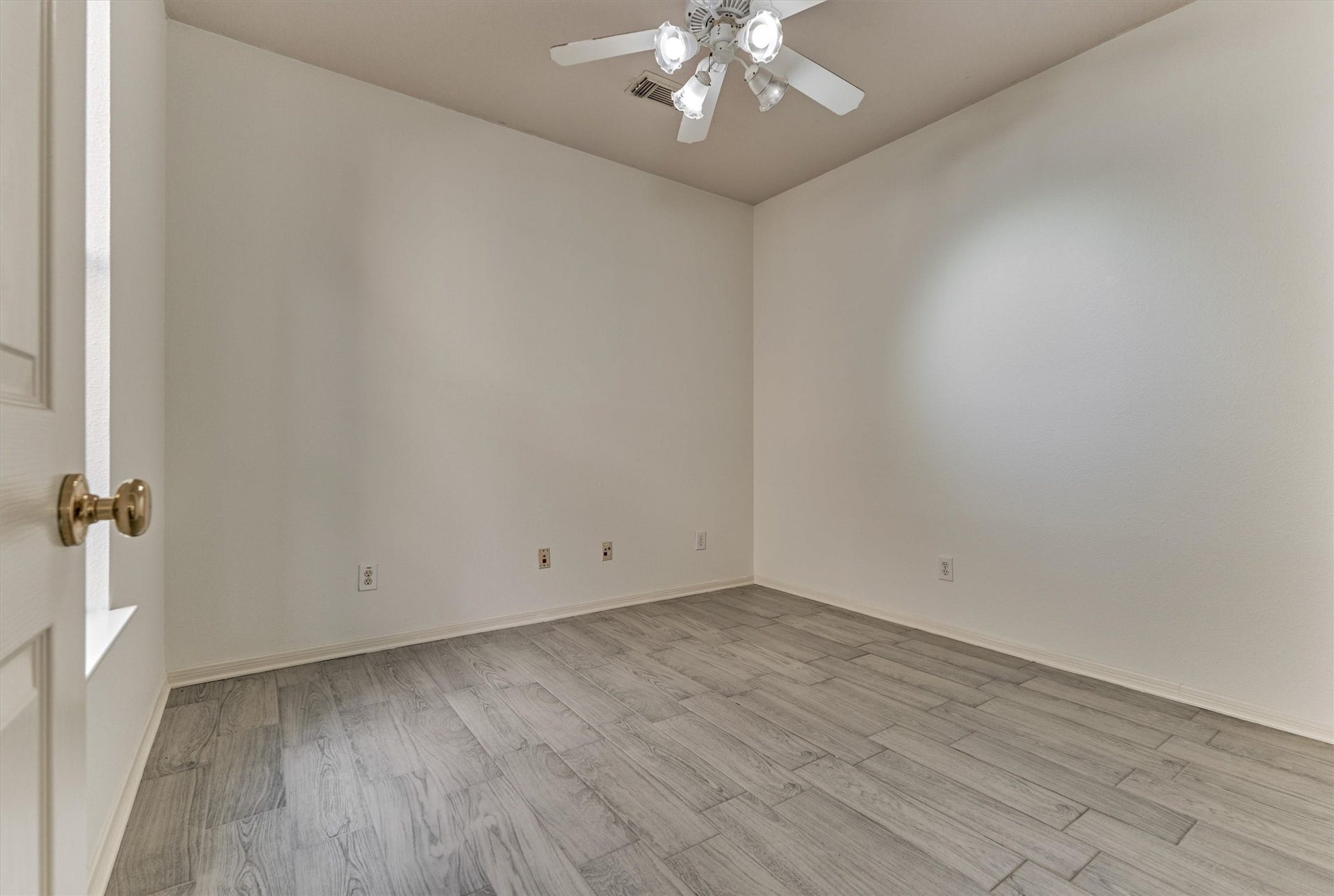 11 Vinca Trail, The Woodlands, TX 77382 Home office/ study located off the family room.