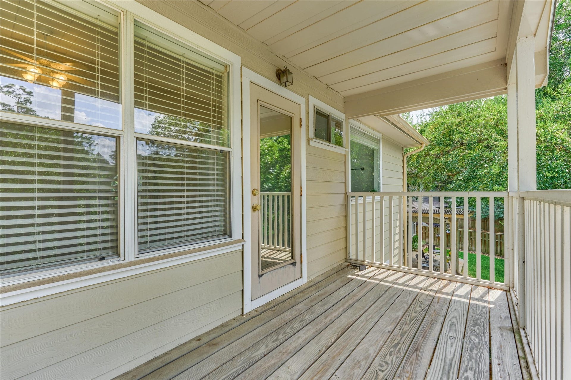 11 Vinca Trail, The Woodlands, TX 77382 Wake up and enjoy morning coffee on your balcony.