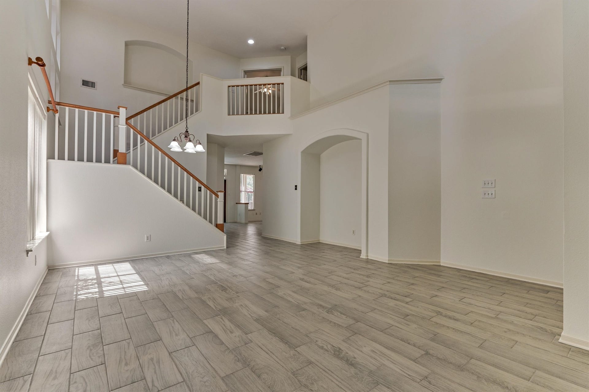 11 Vinca Trail, The Woodlands, TX 77382 The formal entry and and formal dining area in the home.