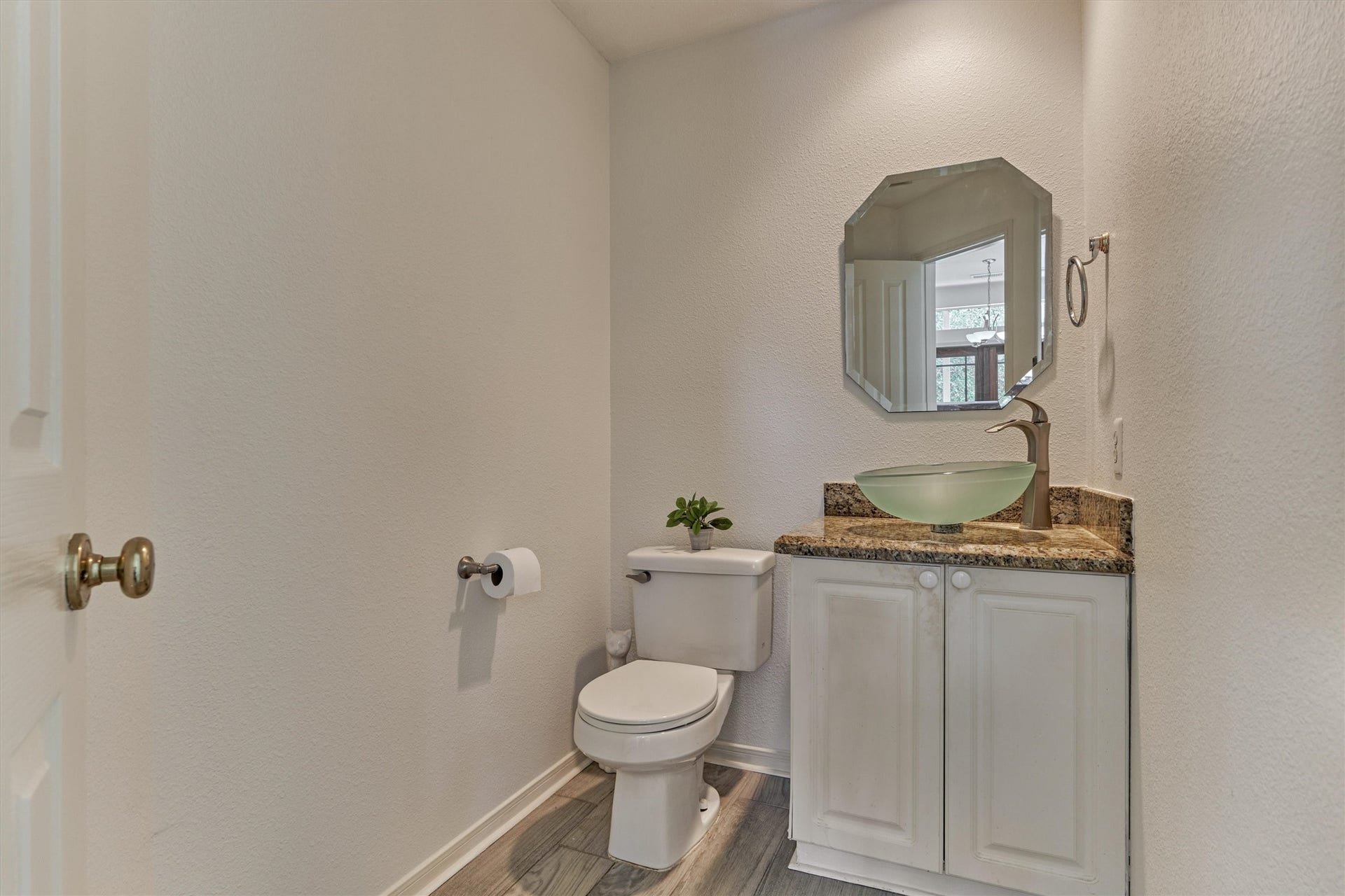 11 Vinca Trail, The Woodlands, TX 77382 Powder bath on the 1st floor.