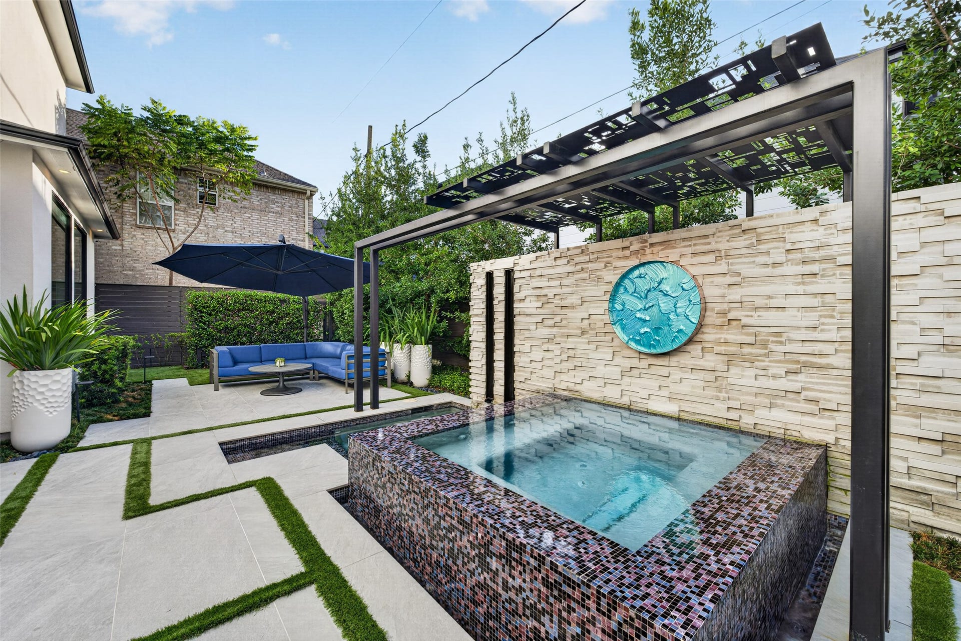 1716 Driscoll Street, Houston, TX 77019 The backyard is a private resort collaboratively designed and executed by Laura Thompson, ASID and Blair Mitchner of Up Country Landscape Design.