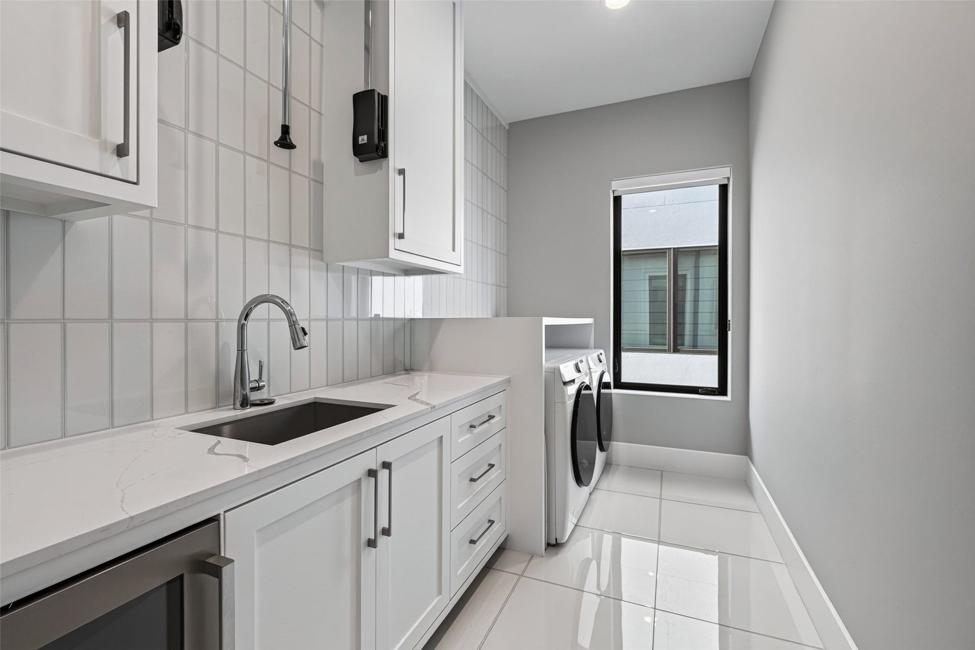 1716 Driscoll Street, Houston, TX 77019 The utility room is conveniently located on the same floor as all of the bedrooms, and includes a beverage refrigerator.