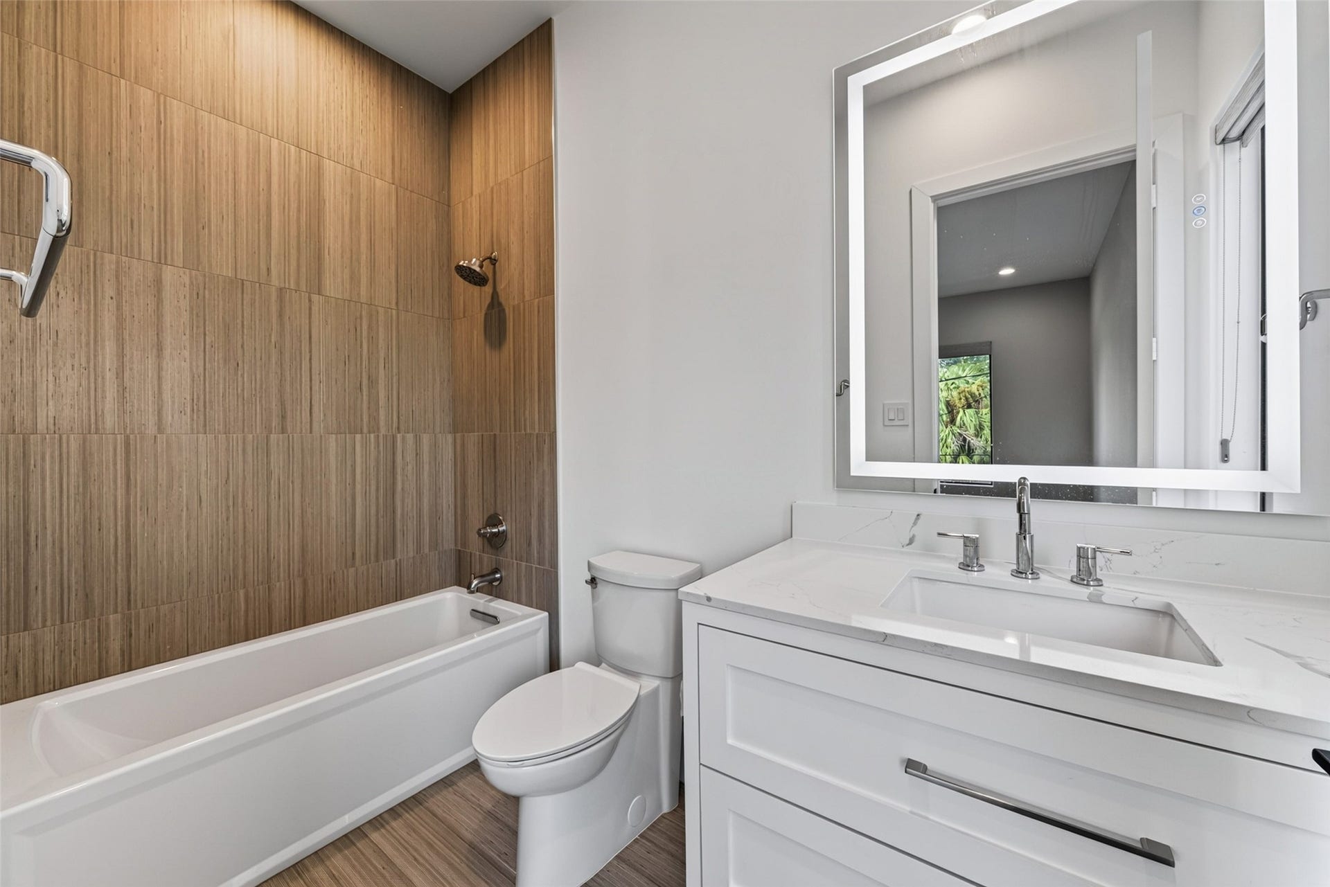 1716 Driscoll Street, Houston, TX 77019 All secondary bedrooms have ensuite bathrooms and this one features a bath/tub combination.