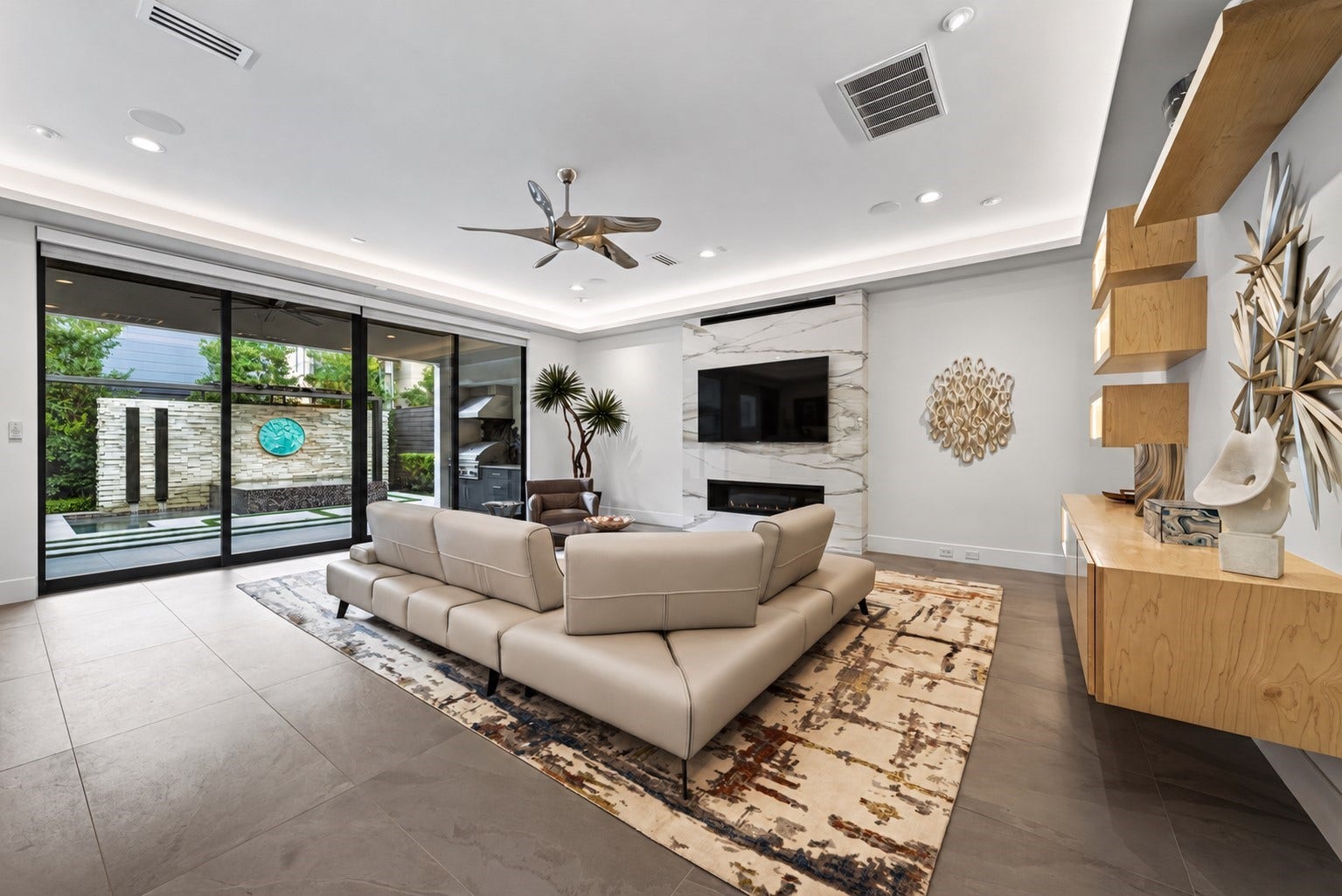 1716 Driscoll Street, Houston, TX 77019 Each room offer a beautiful view, artful lighting and throughtful upgrades.