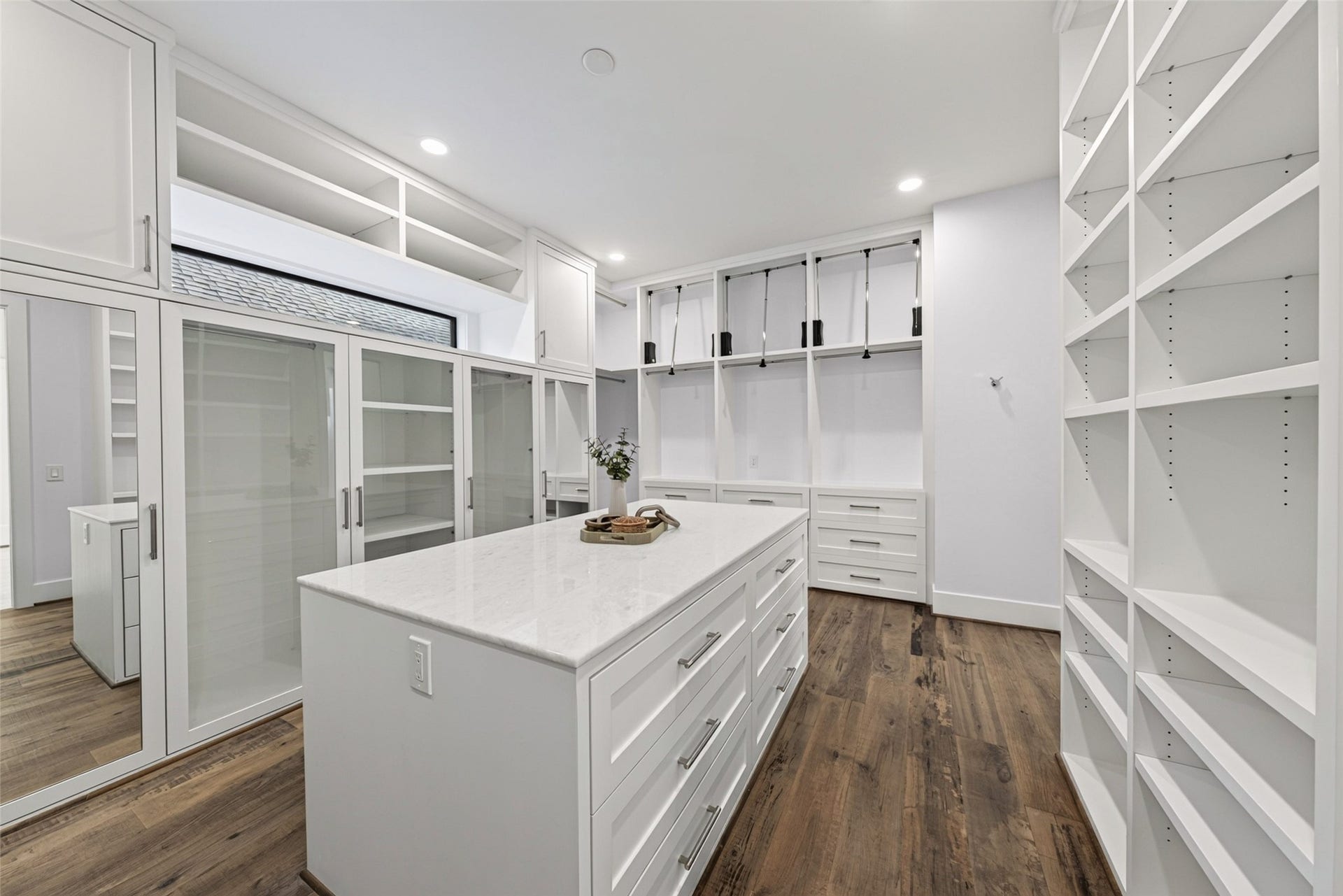 1716 Driscoll Street, Houston, TX 77019 The custom primary closet has abundant shelving, drawers and hang space and 2 full length mirrors. It also has has integrated surround sound.