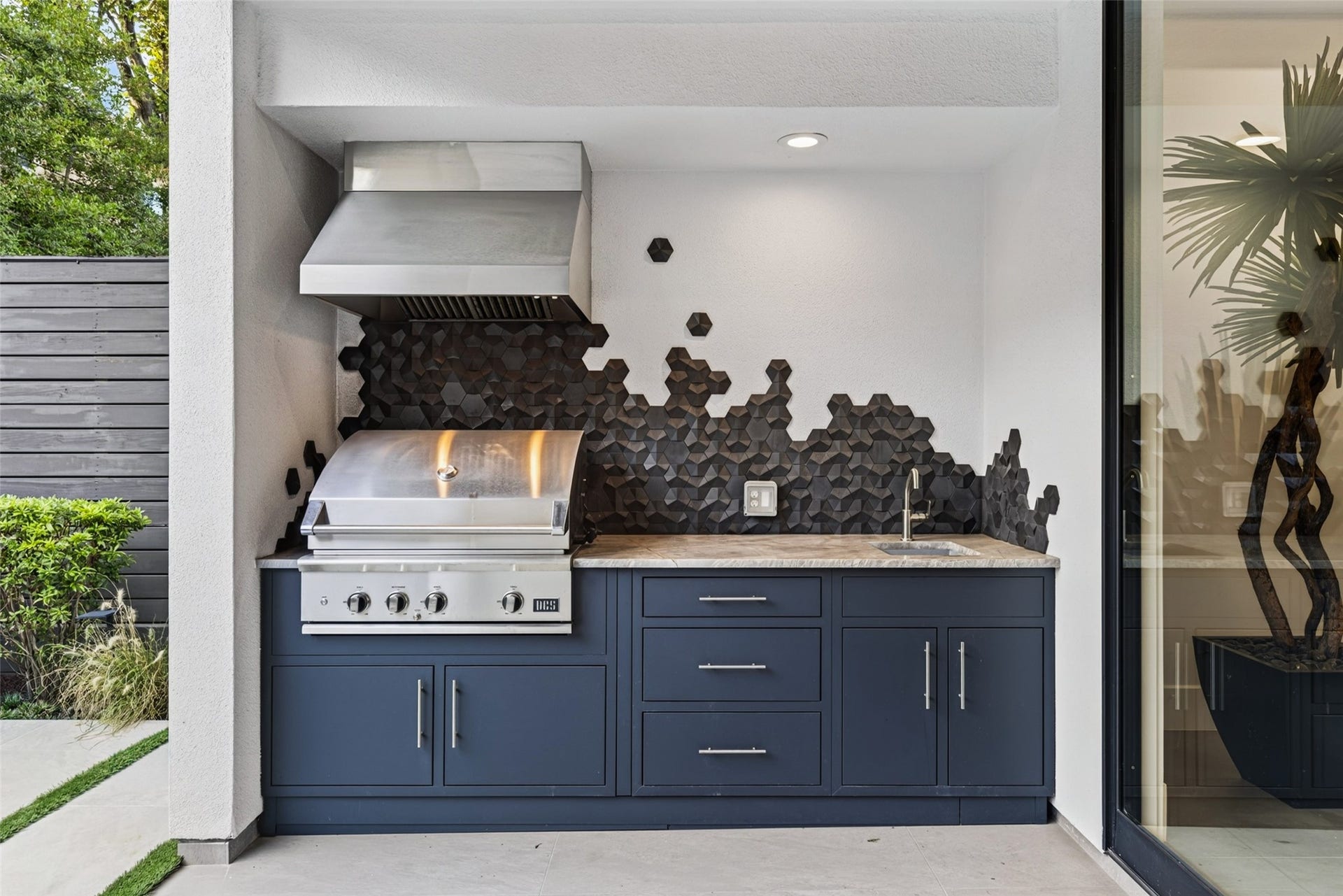 1716 Driscoll Street, Houston, TX 77019 An artfully designed outdoor kitchen was added in 2024 with a DCS built-in gas grill.