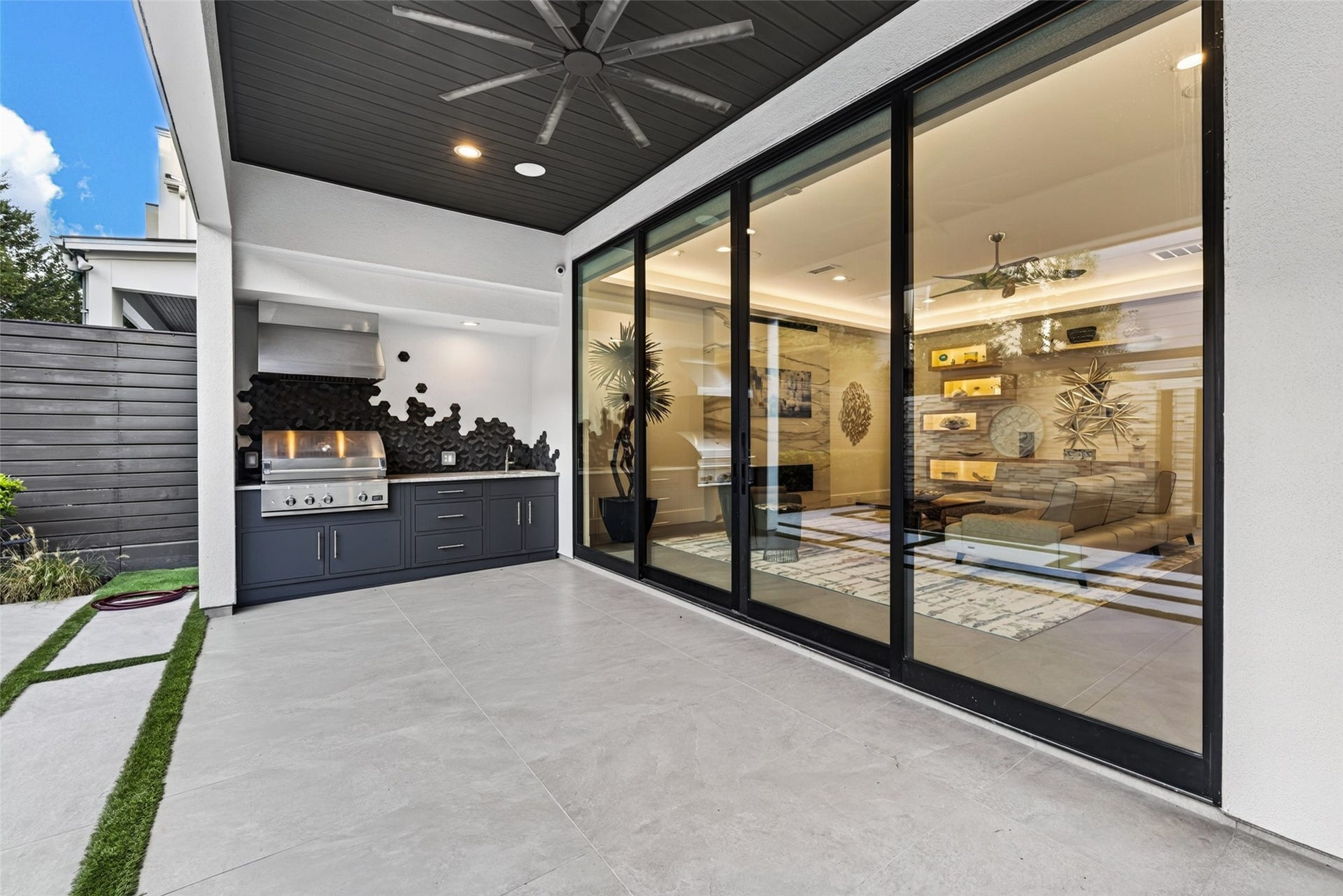 1716 Driscoll Street, Houston, TX 77019 Escape outside to the large covered back patio or extend the living space by opening the Western Architectural Openings sliding-door system.