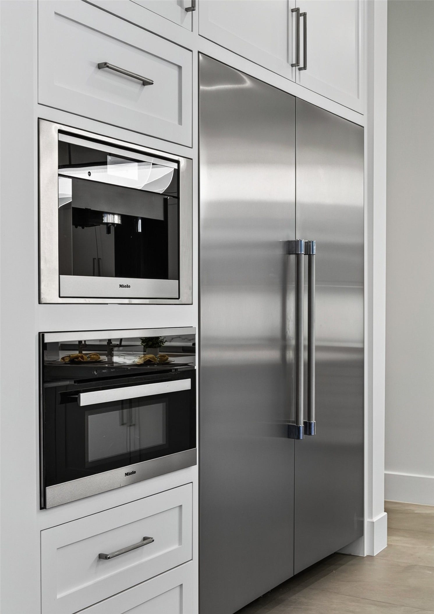 1716 Driscoll Street, Houston, TX 77019 The dual Thermador tower refrigerator and freezer, and Miele speed oven and built-in coffee system are perfect for entertaining.
