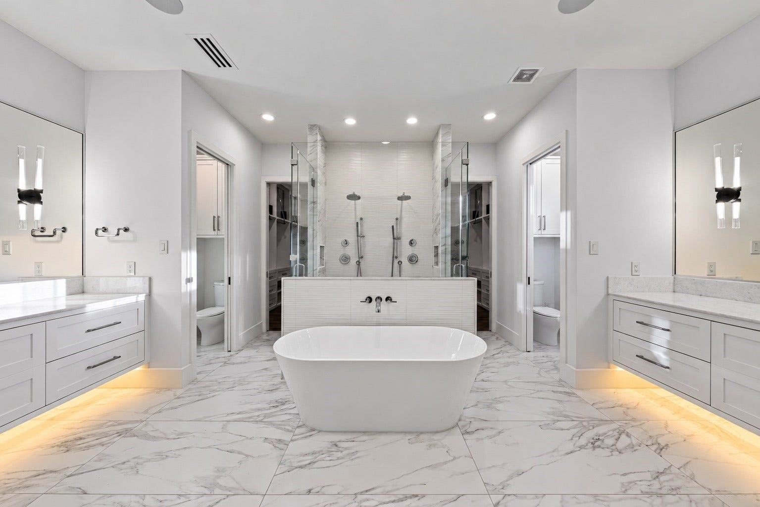 1716 Driscoll Street, Houston, TX 77019 Convenience and luxury abound throughout this home with the primary bathroom being no exception.