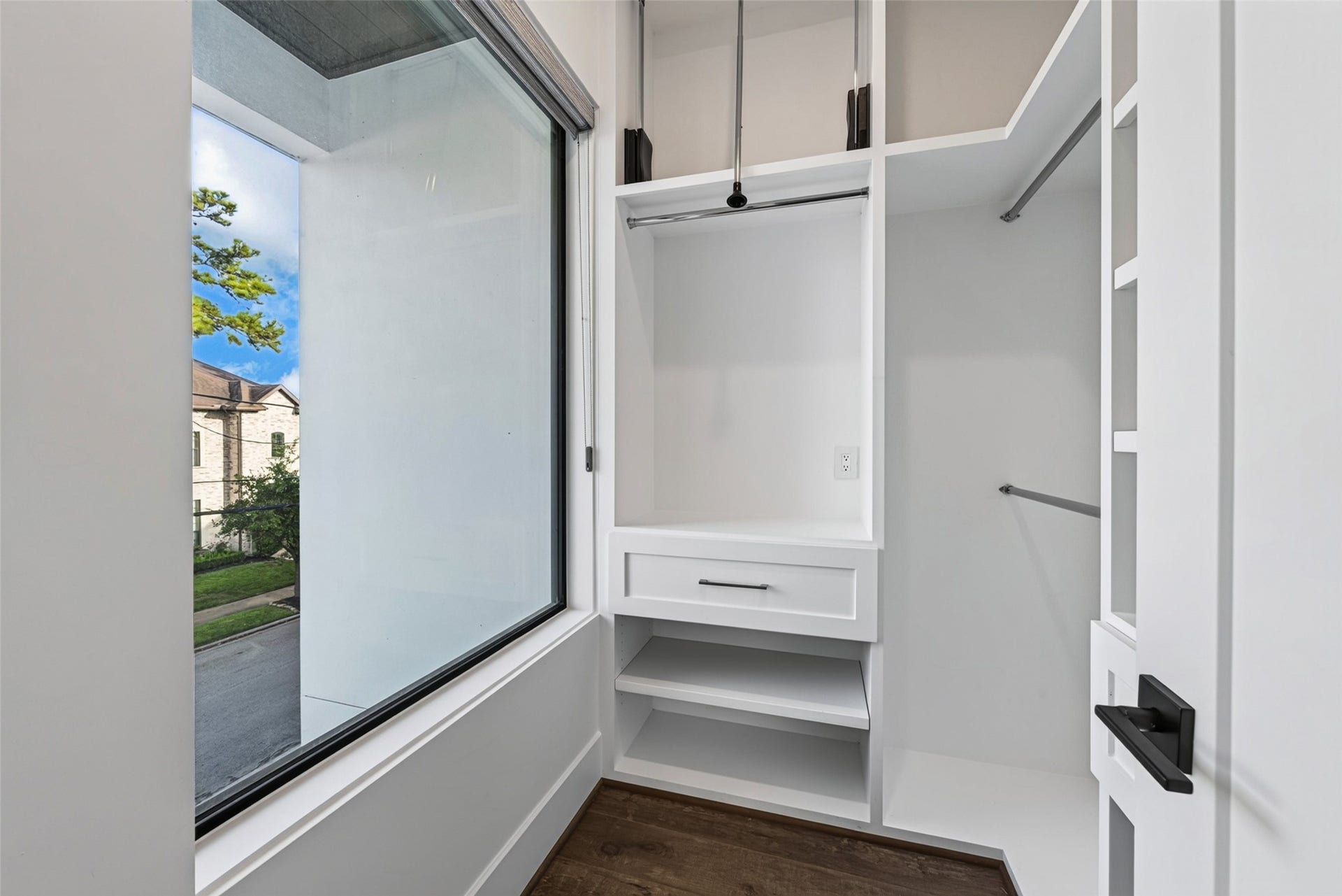1716 Driscoll Street, Houston, TX 77019 All secondary bedrooms have custom built walk in closets.