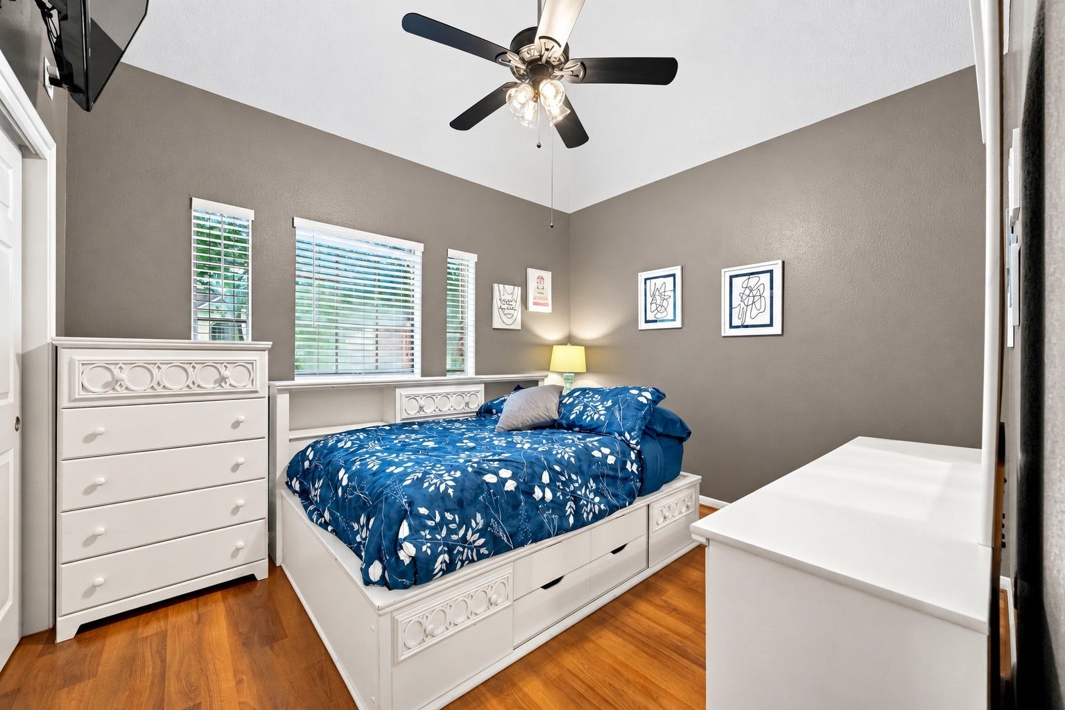 4118 Laurette Court, Sugar Land, TX 77479 Charming secondary bedroom with a cozy atmosphere.