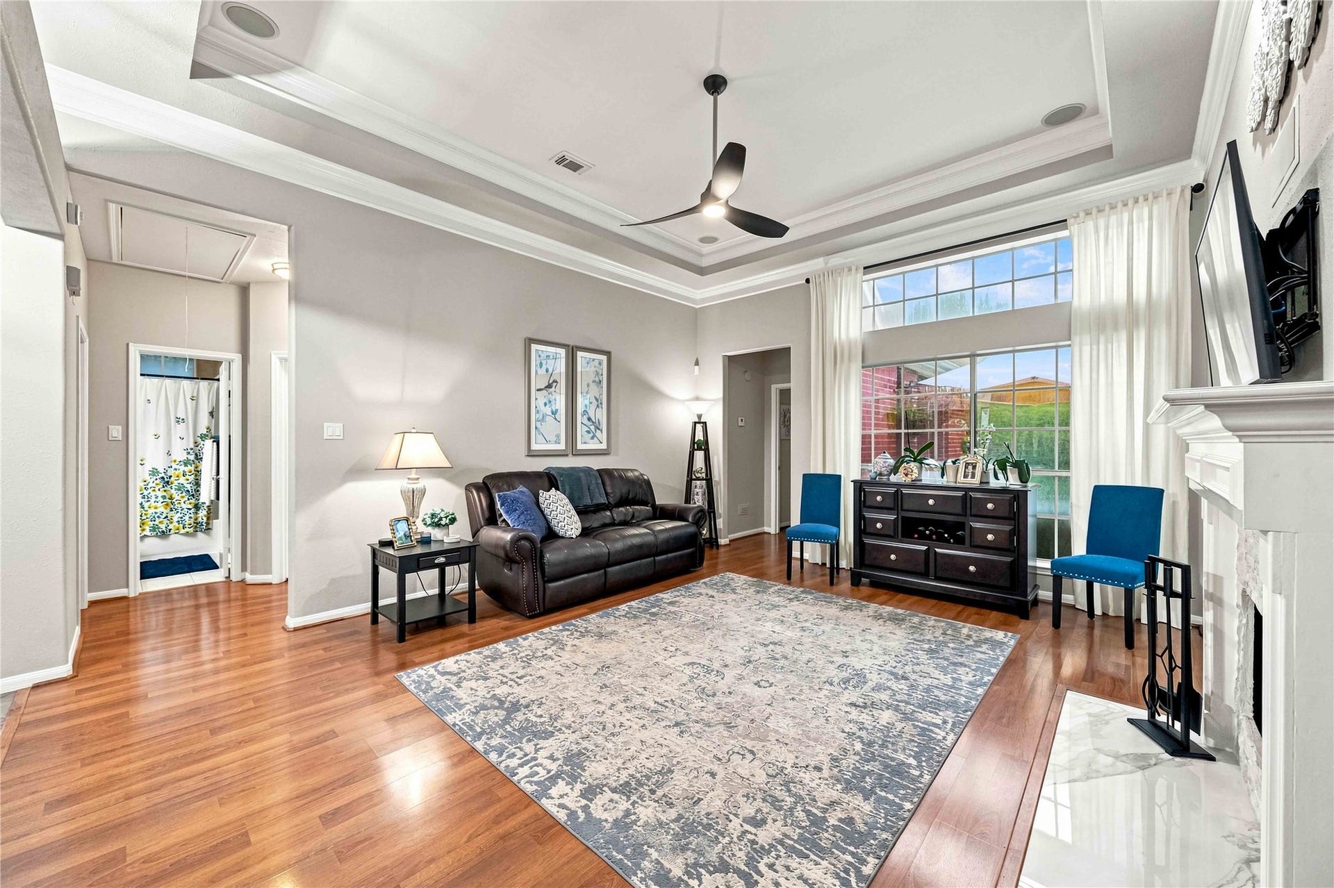 4118 Laurette Court, Sugar Land, TX 77479 A light-filled room featuring dramatic floor-to-ceiling windows.