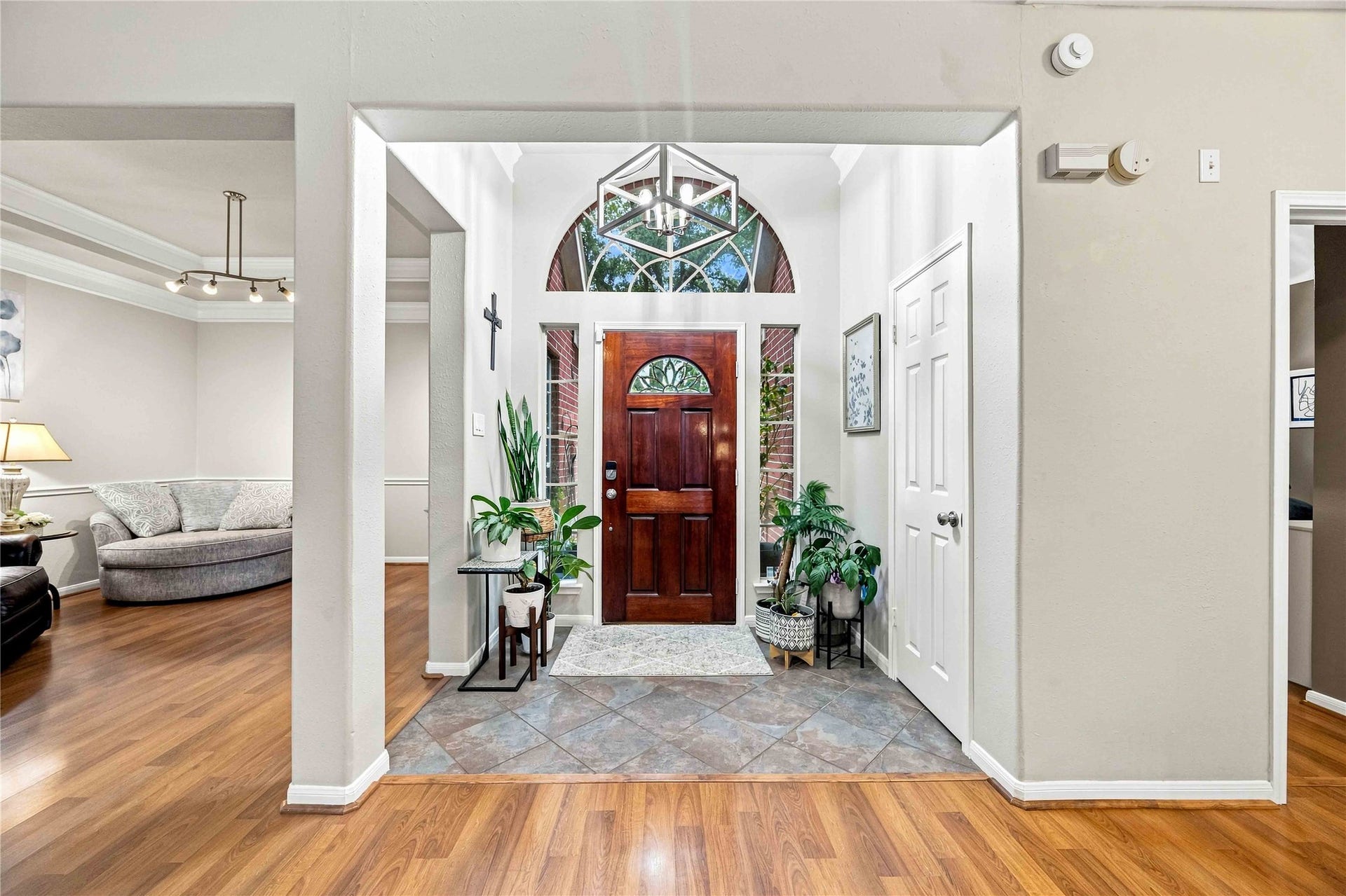 4118 Laurette Court, Sugar Land, TX 77479 Warm and inviting entrance.