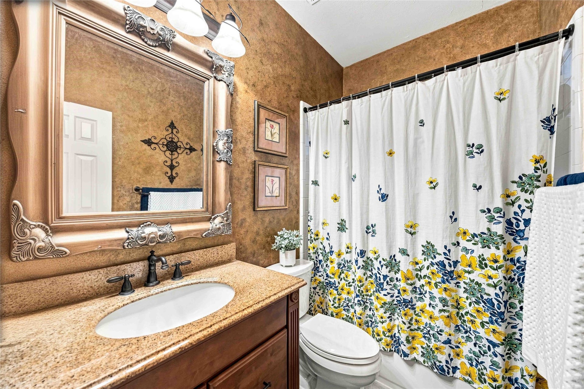 4118 Laurette Court, Sugar Land, TX 77479 Secondary full bathroom.