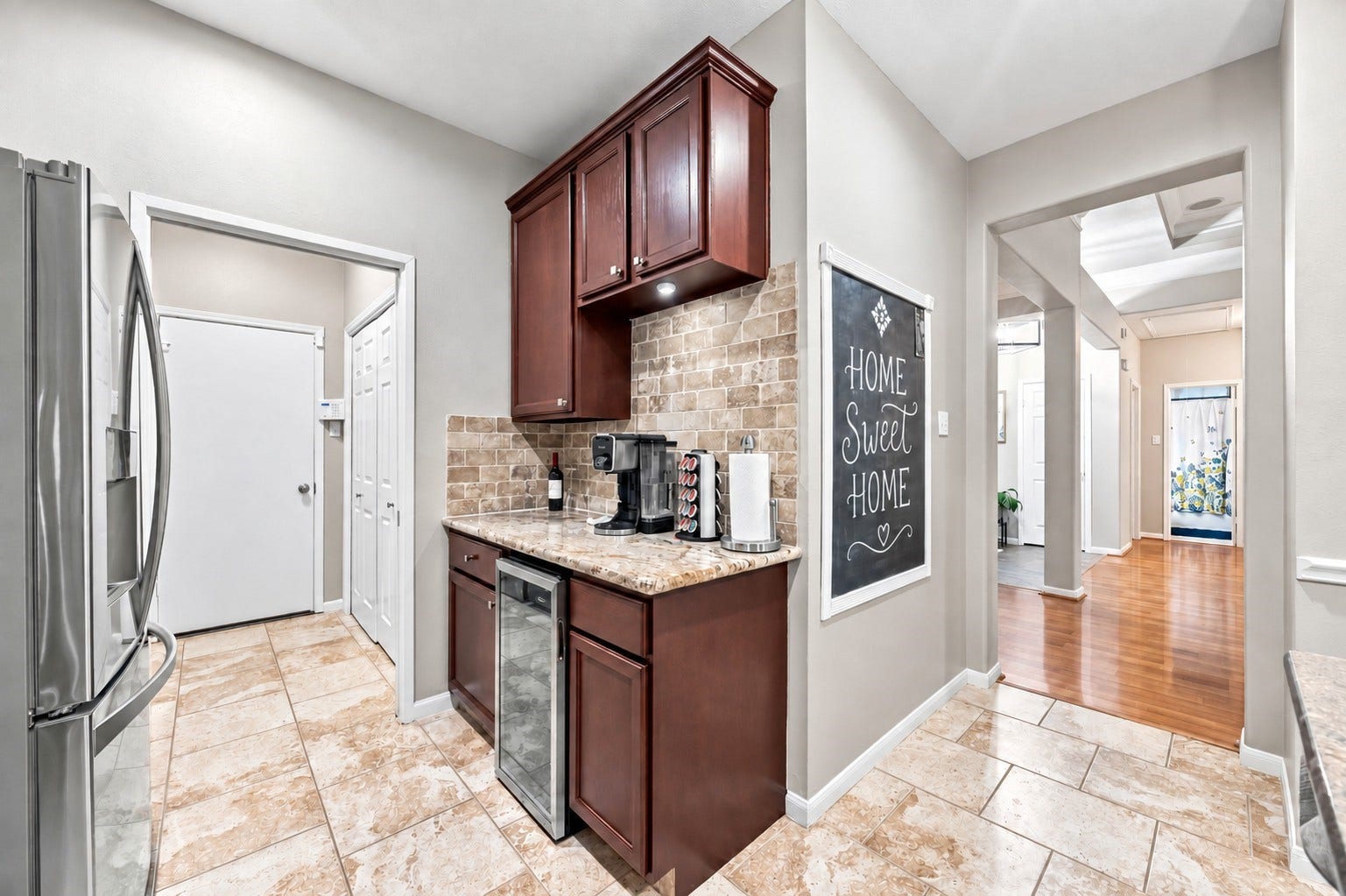 4118 Laurette Court, Sugar Land, TX 77479 Coffee bar, beverage bar or butlers pantry for extra storage and convenience.