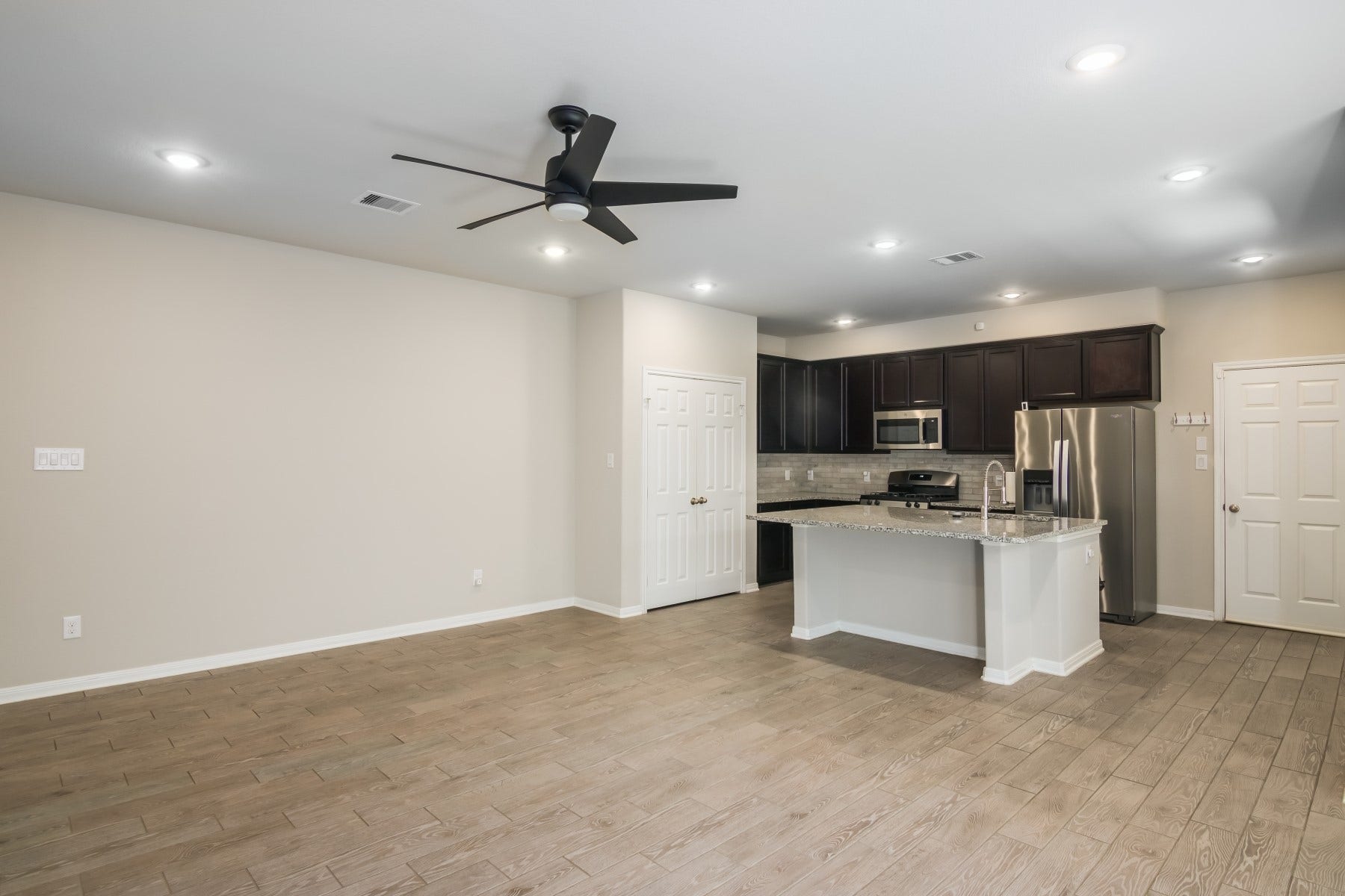 517 N 6th Street, La Porte, TX 77571 Spacious open-concept dining and living area with a seamless flow into the kitchen.