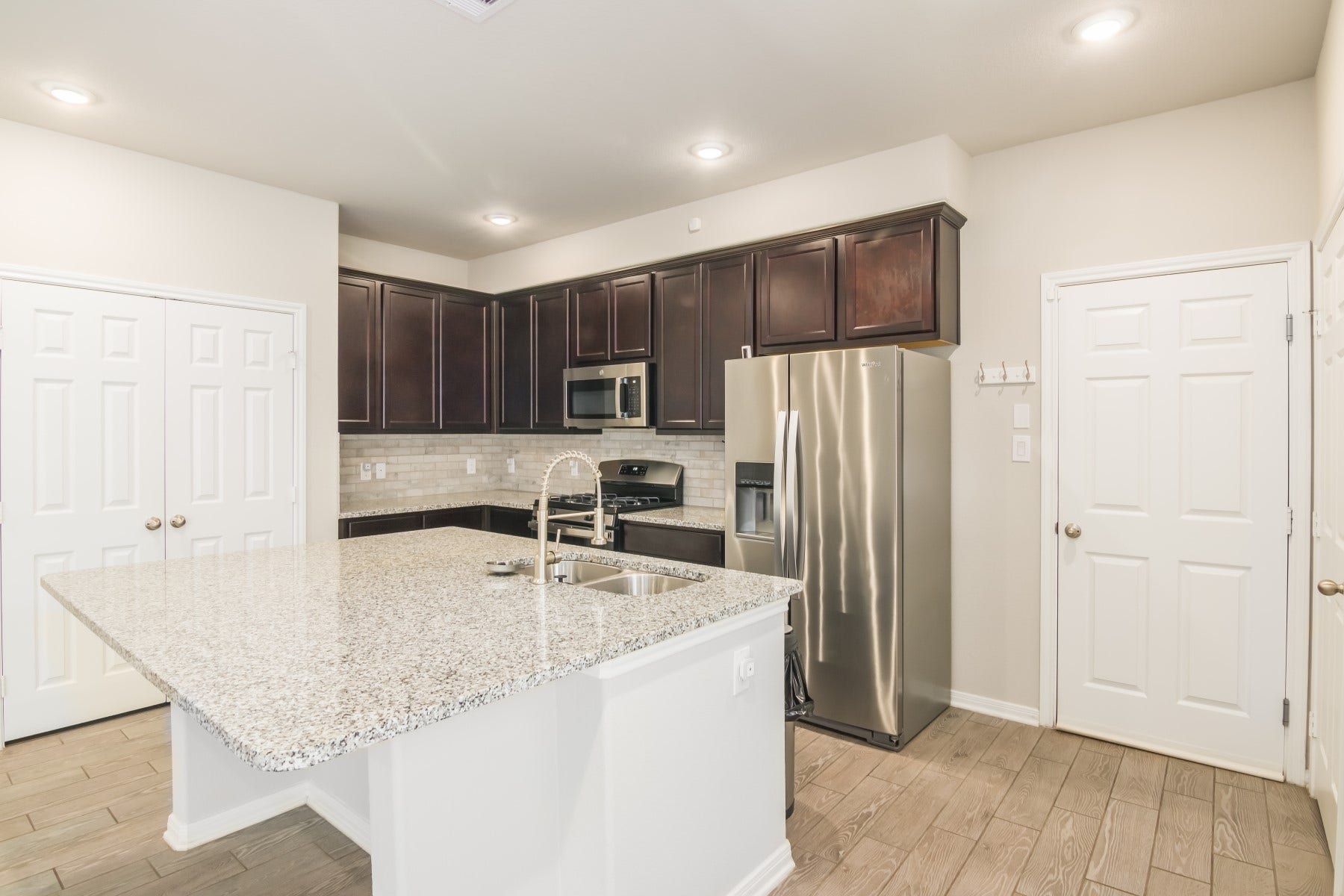 517 N 6th Street, La Porte, TX 77571 517 N 6th Street, La Porte, TX 77571