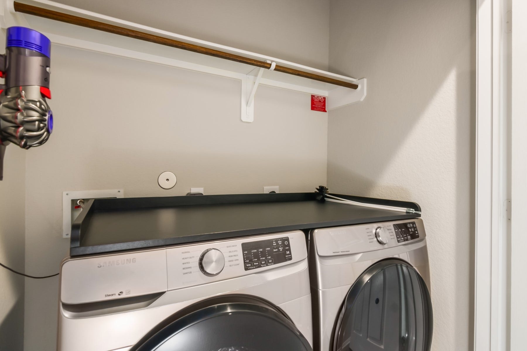 517 N 6th Street, La Porte, TX 77571 Convenient indoor laundry area with washer and dryer for everyday ease.