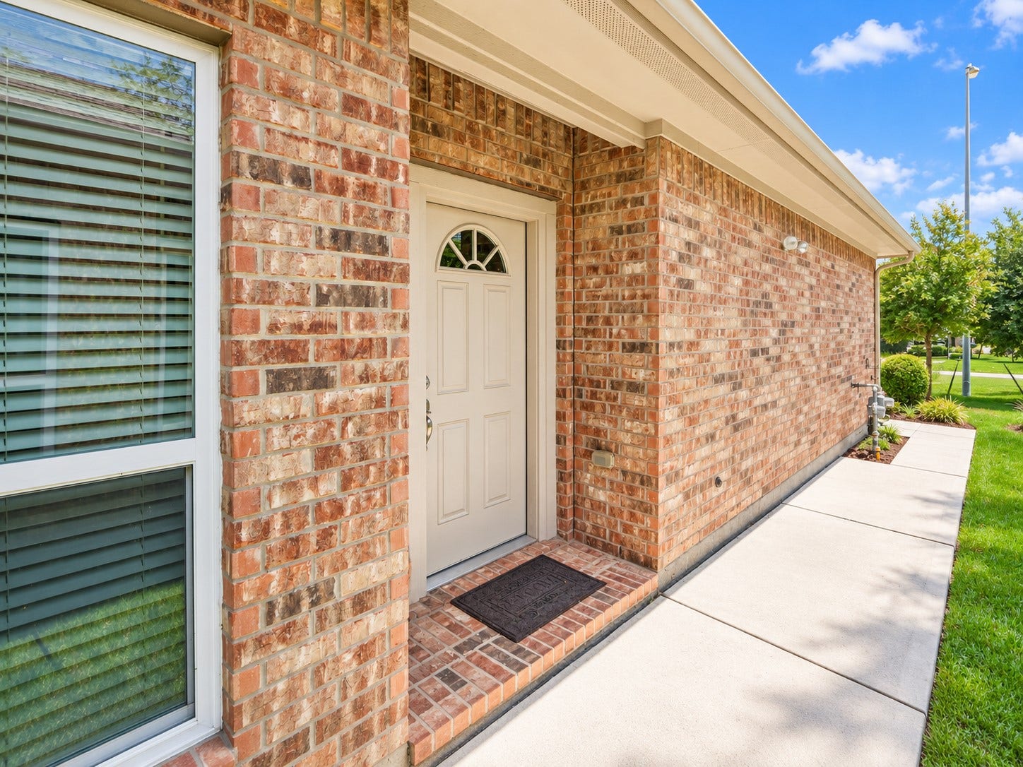517 N 6th Street, La Porte, TX 77571 A welcoming private entry with timeless brick accents.