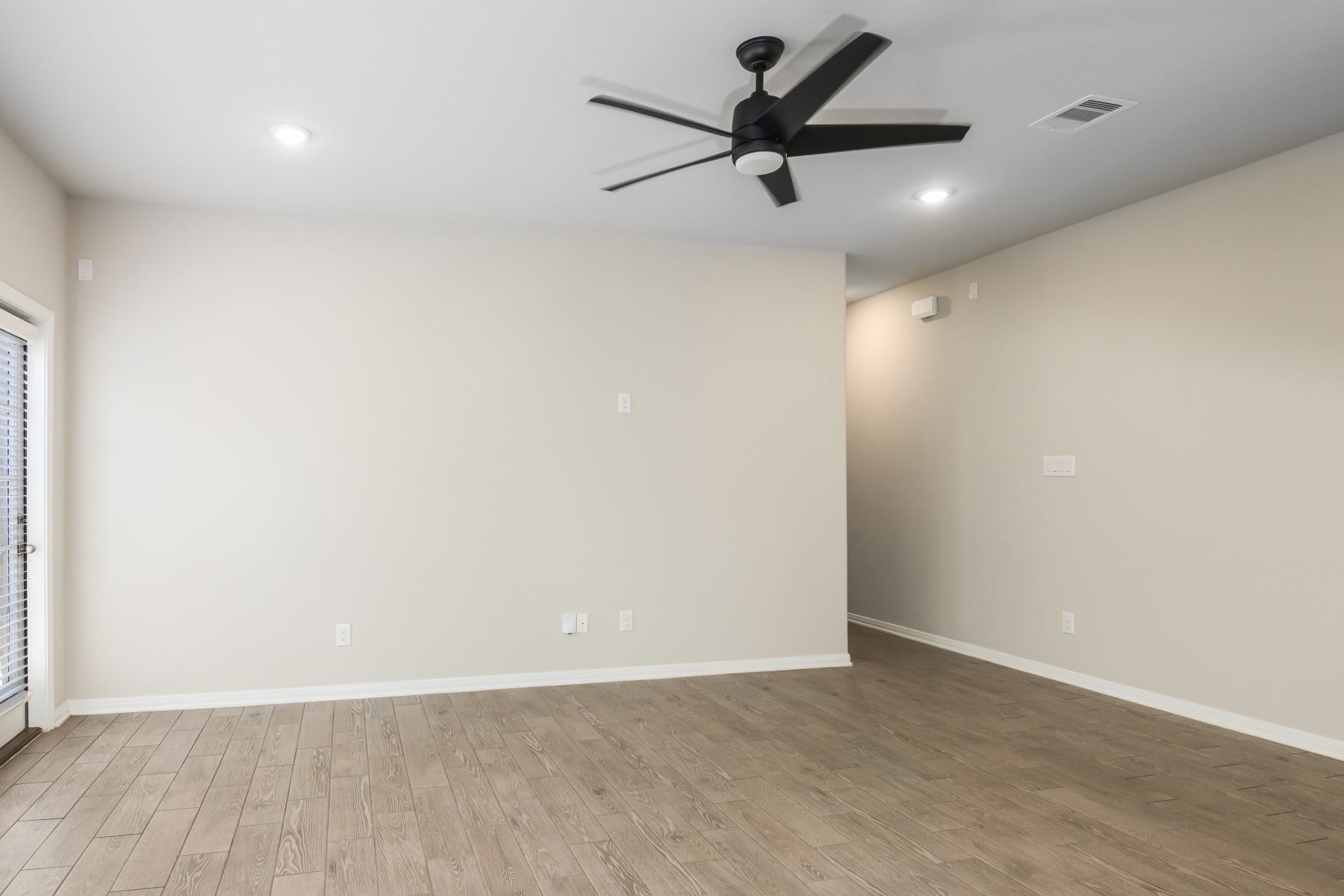 517 N 6th Street, La Porte, TX 77571 Bright, versatile living space with neutral finishes and a modern ceiling fan.
