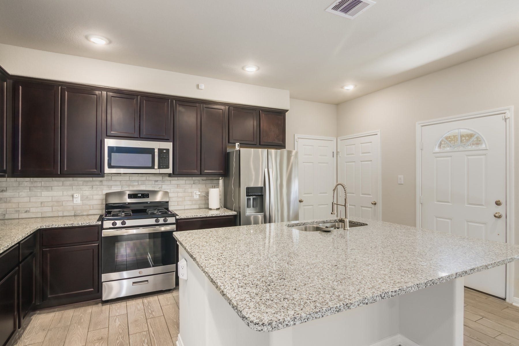 517 N 6th Street, La Porte, TX 77571 517 N 6th Street, La Porte, TX 77571