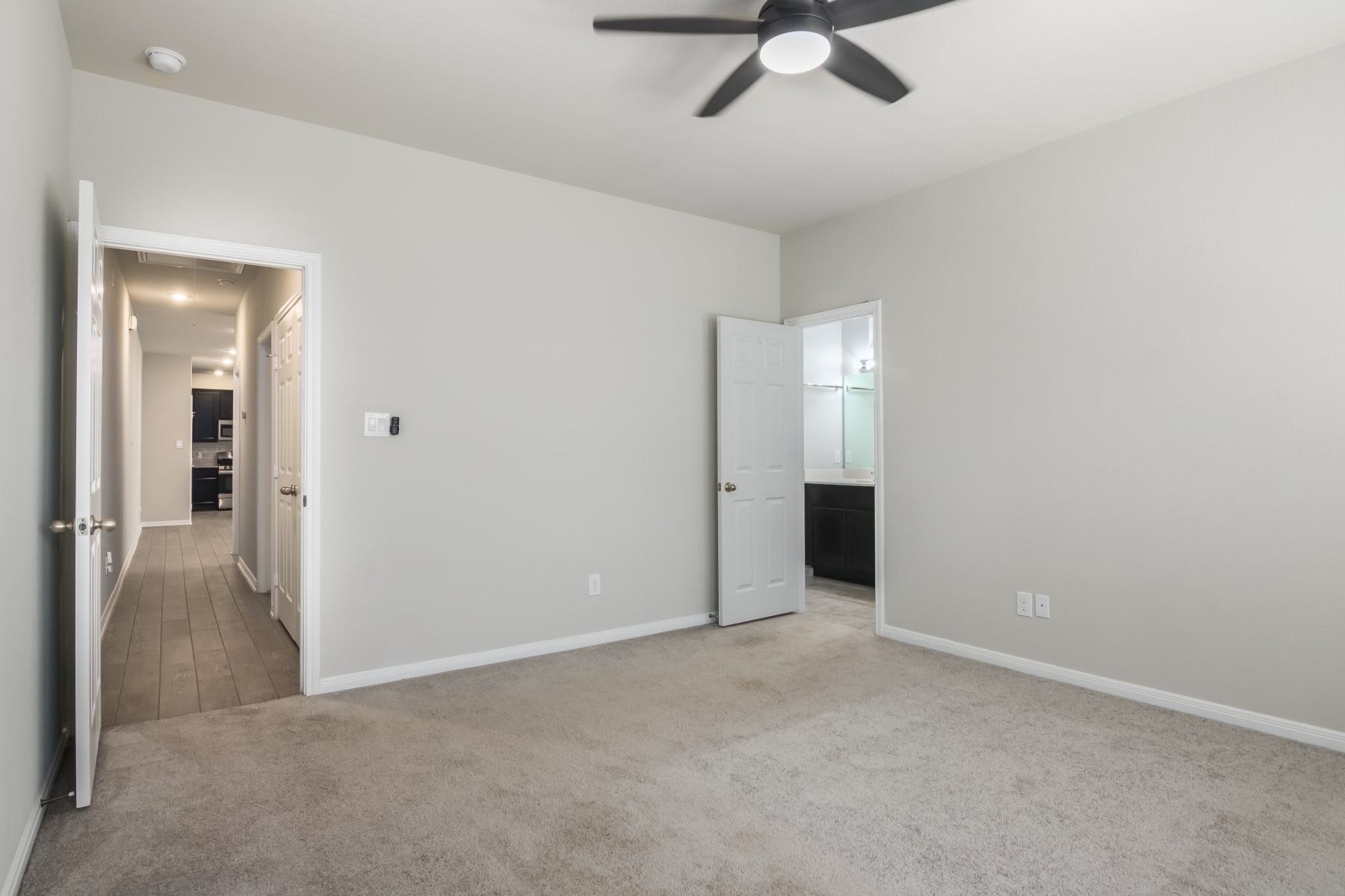 517 N 6th Street, La Porte, TX 77571 Spacious secondary bedroom with soft neutral tones, natural light, and a ceiling fan.