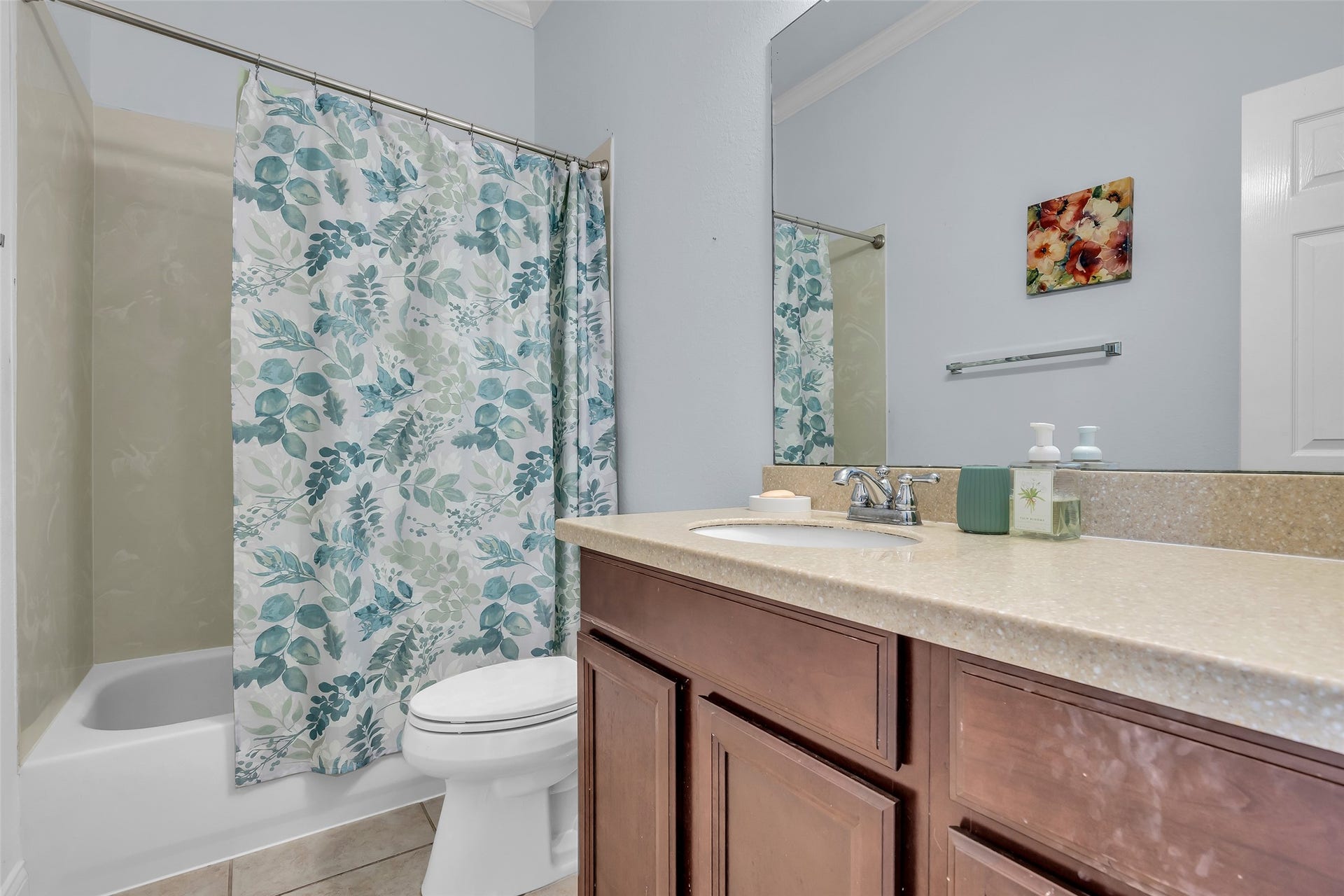 3314 Sussex Way, Friendswood, TX 77546 En-suite bathroom for the first-floor secondary bedroom featuring a tub and shower combination for added convenience.