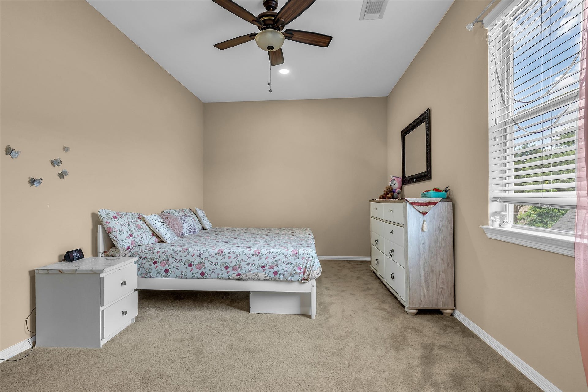 3314 Sussex Way, Friendswood, TX 77546 Another secondary bedroom that is bright and airy, featuring carpeted flooring and a ceiling fan for added comfort.