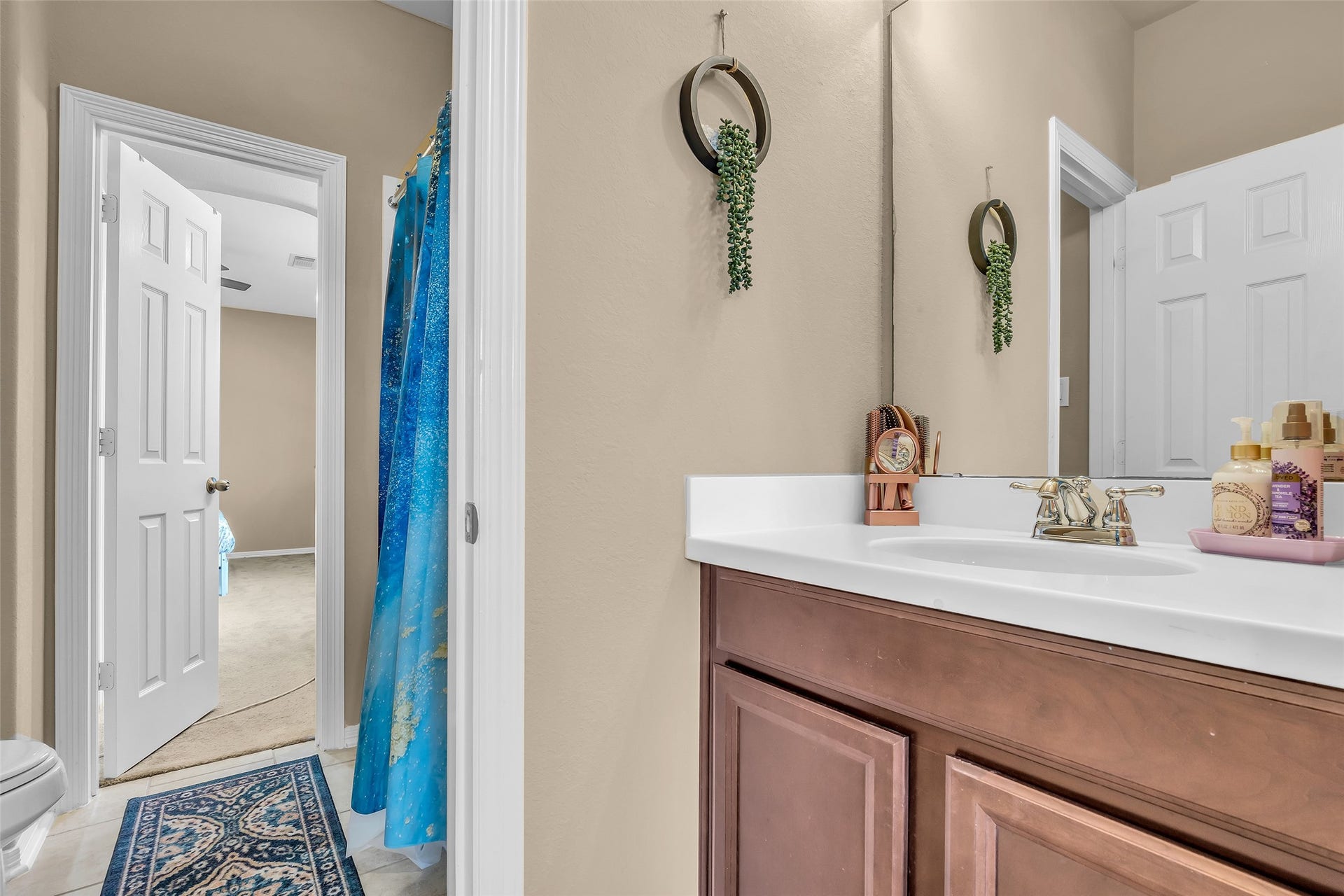 3314 Sussex Way, Friendswood, TX 77546 Common bathroom on the second floor featuring a tub and shower combination for everyday convenience.