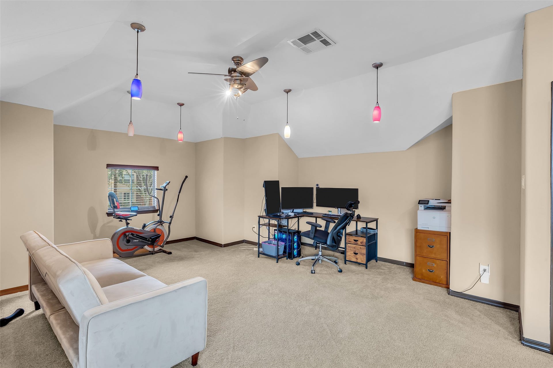3314 Sussex Way, Friendswood, TX 77546 Flexible open area that can be used as a home office, exercise space, or adapted to suit your needs.