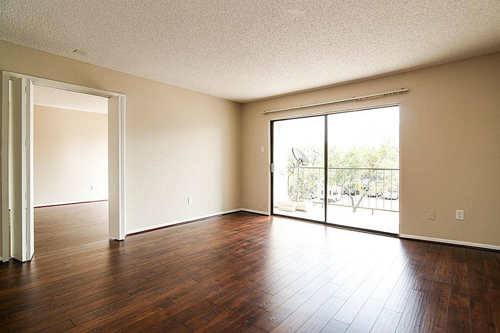 2818 S Bartell Drive, #312, Houston, TX 77054 Abundance of Natural Light