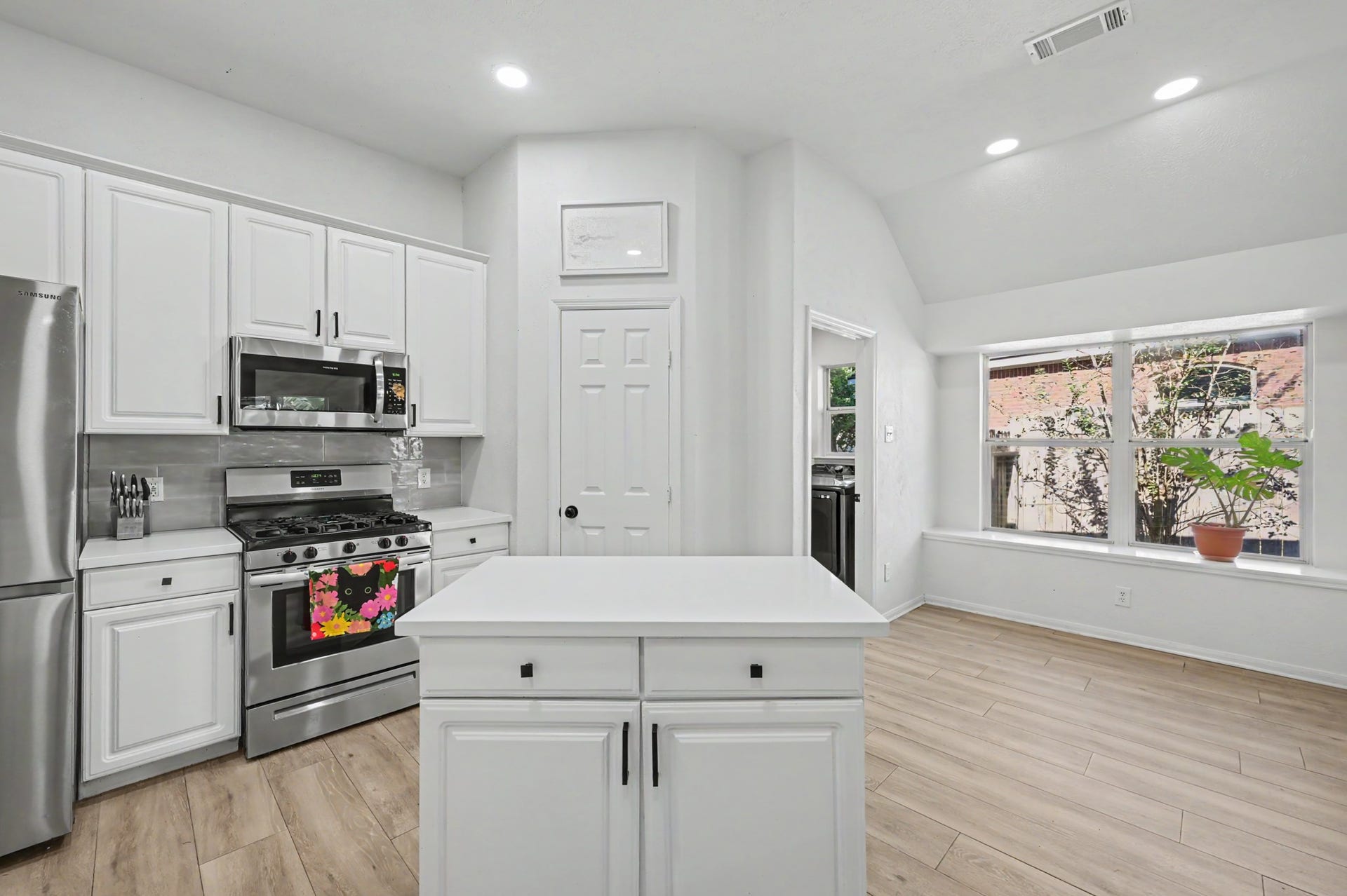 153 S Hollylaurel Circle, The Woodlands, TX 77382
