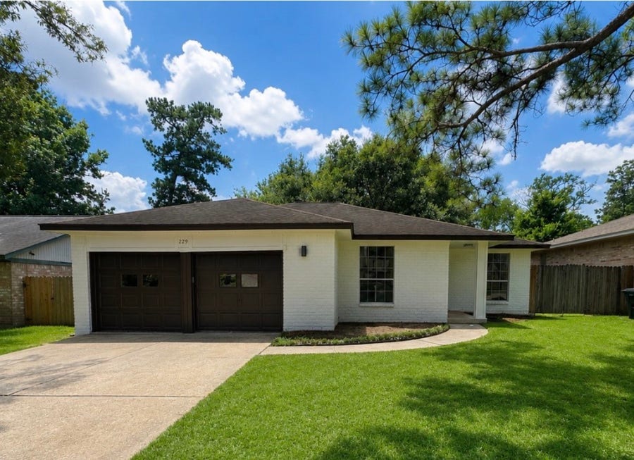 Property photo for 229 Oxford Drive, Conroe, TX