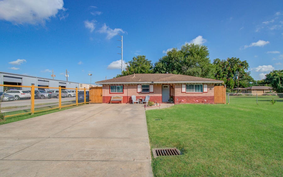Property photo for 1115 Iowa Street, South Houston, TX