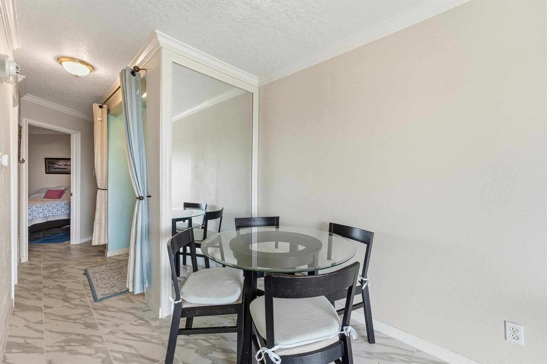 6300 Seawall Boulevard, #9321, Galveston, TX 77551 Dining area for four off the entry hall