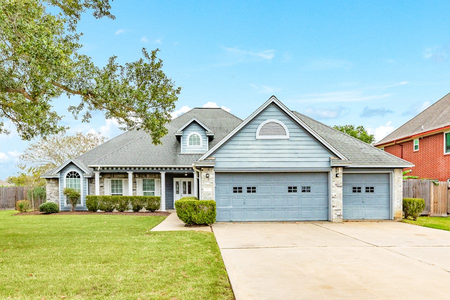 Property photo for 101 Silverlace Street, Lake Jackson, TX