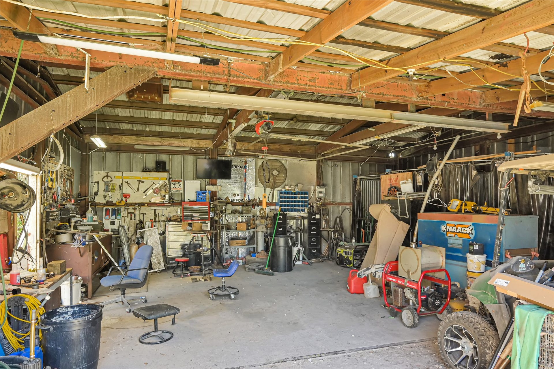 121 Patterson Road, Brazoria, TX 77422 Spacious workshop featuring ample room for projects, equipped with tools, storage solutions, and workbenches, ideal for DIY enthusiasts or professional use.