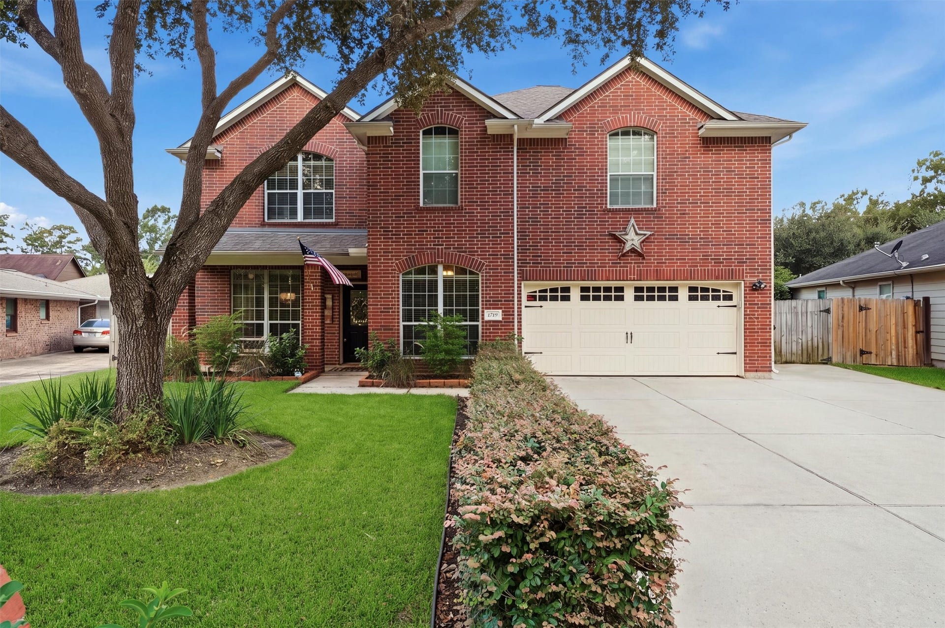1719 Cloister Dr