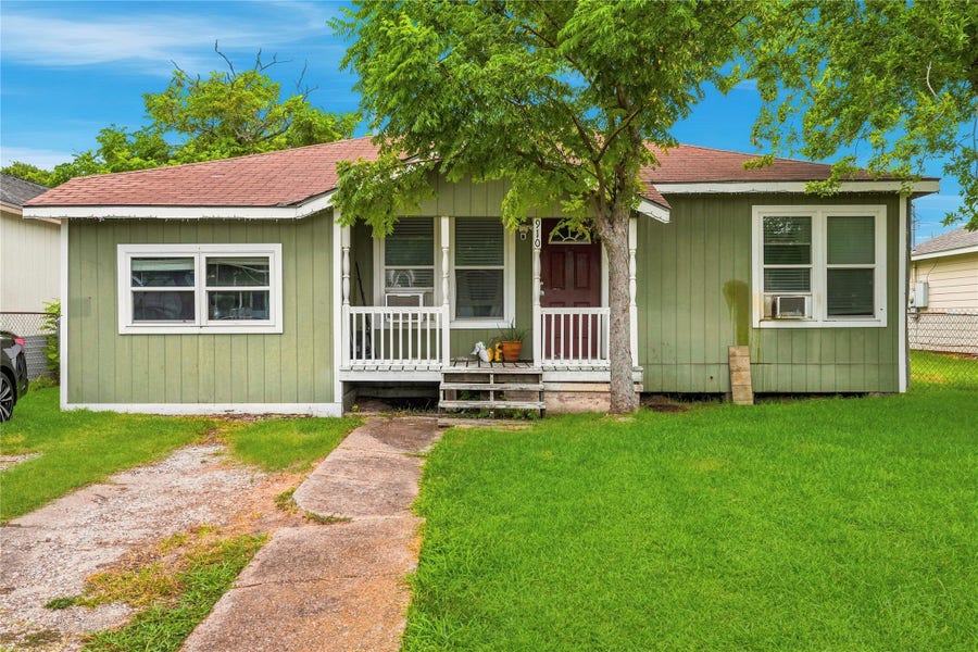 Property photo for 910 W 6th Street, Freeport, TX
