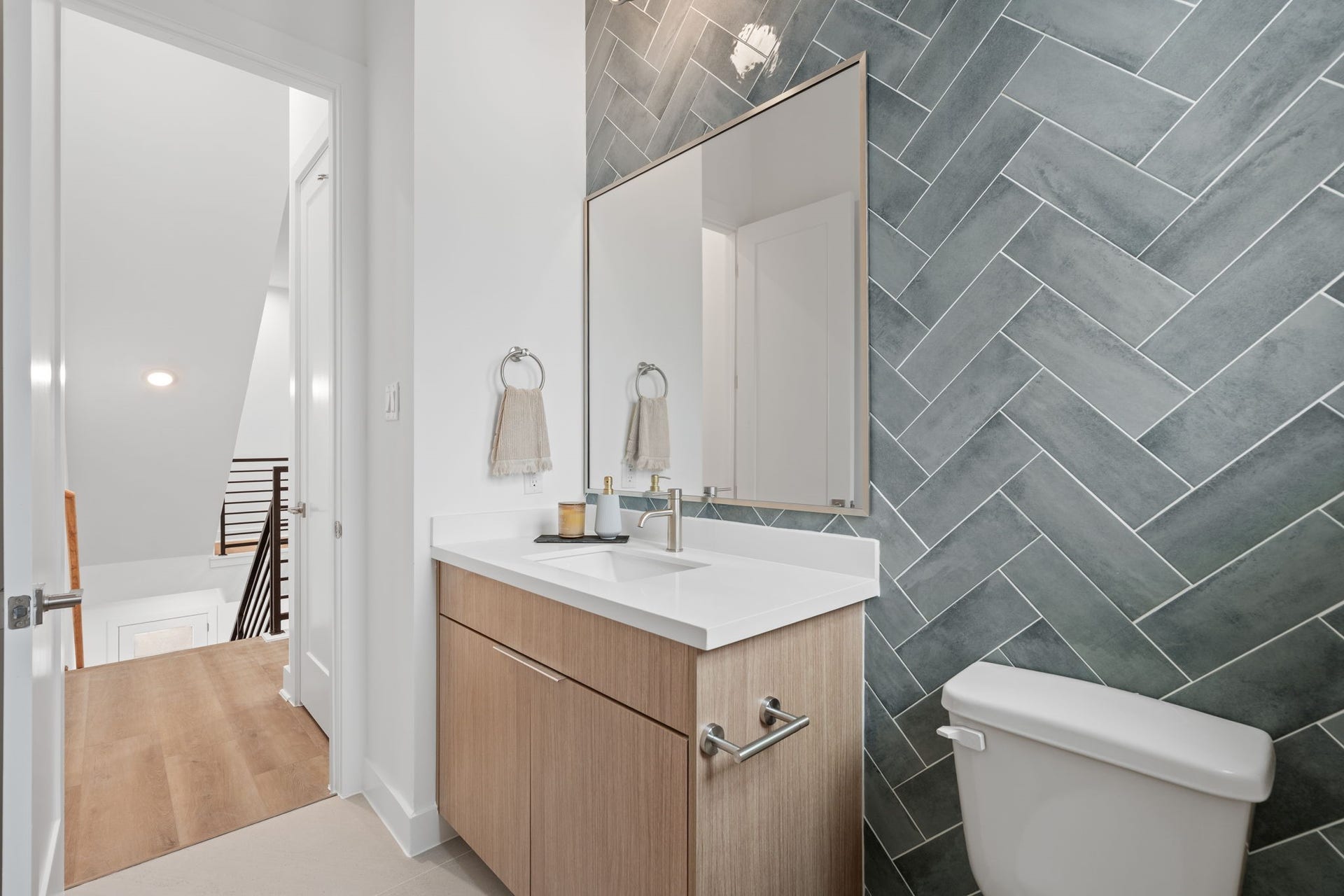 1113-1117 Ennis Street, Houston, TX 77003 luxurious powder half bath