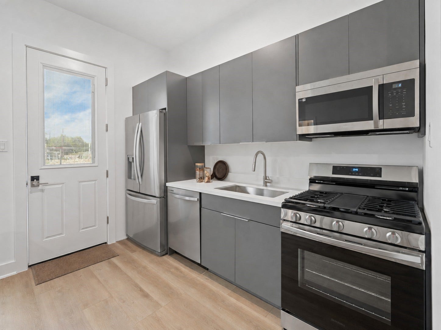 1113-1117 Ennis Street, Houston, TX 77003 full kitchnette and washer/dryer