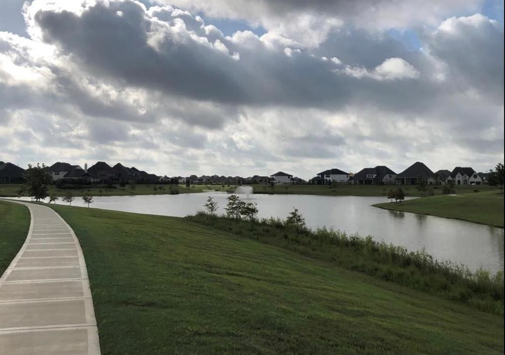 23715 Ruby Bramble Trail, Katy, TX 77493 Scenic lakeside community with a walking path and charming homes, perfect for tranquil living.