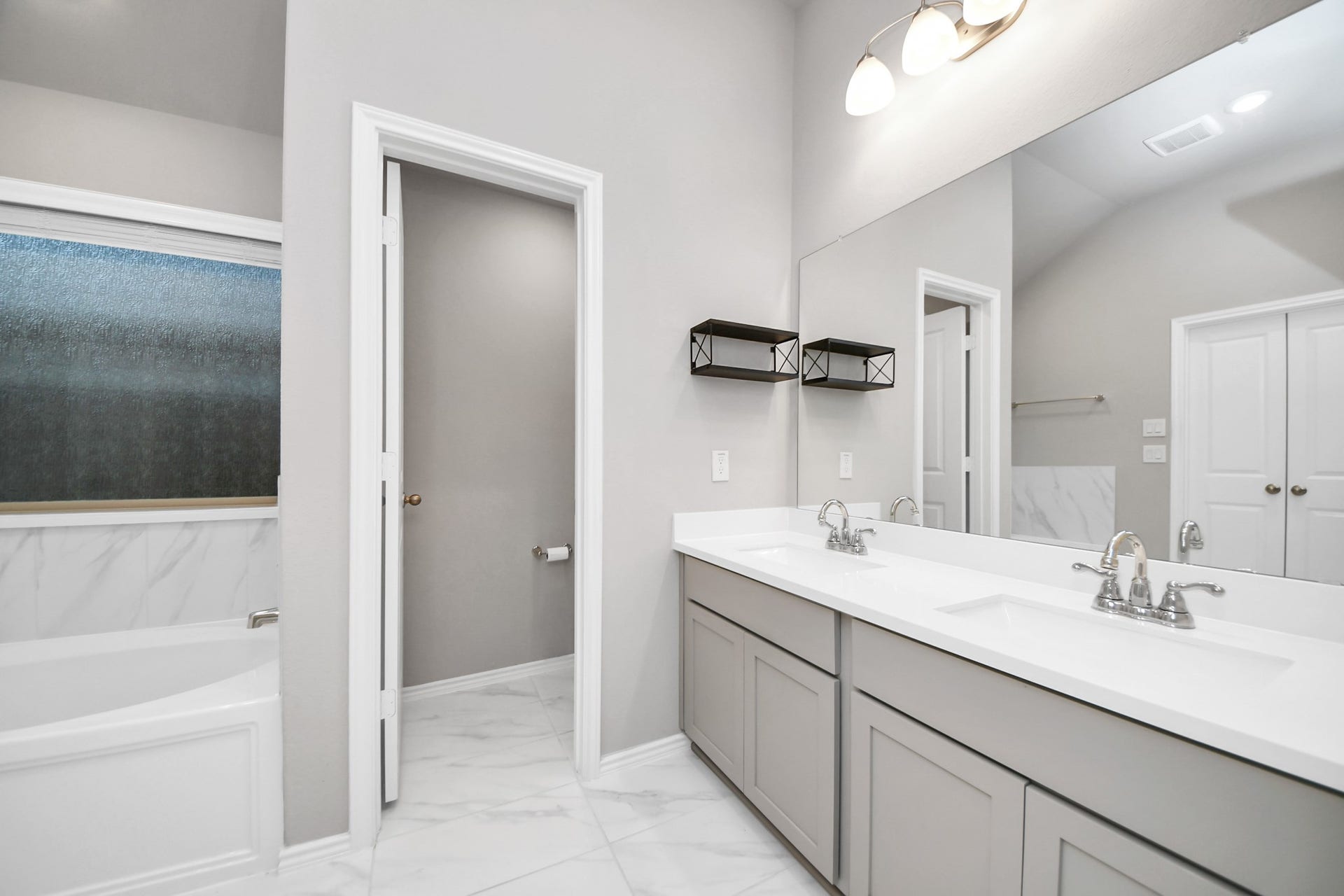 12915 California Palm Court, Cypress, TX 77433 Primary Bathroom