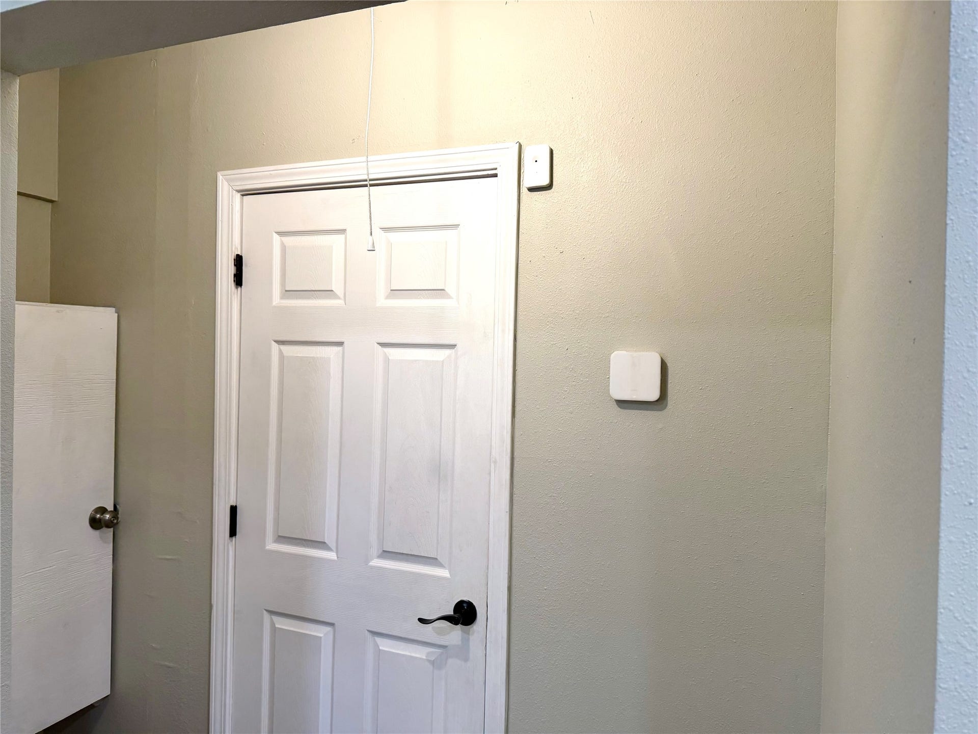 3409 Providence Street, Houston, TX 77020 Hall for bath entry. Thermostat for central heat and air.